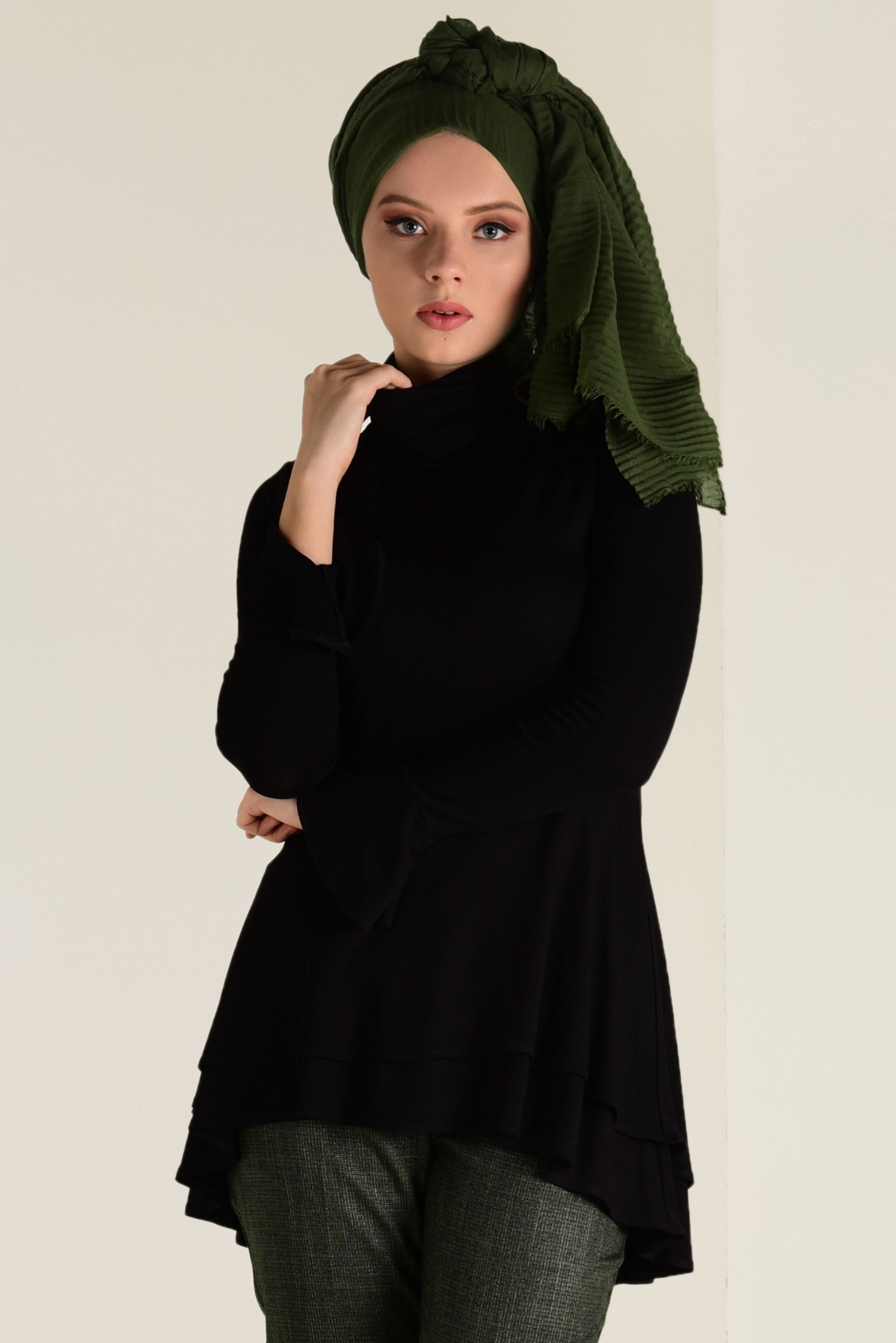 Tesettür giyim SİYAH ETEK UCU FIRFIRLI BLUZ 4614