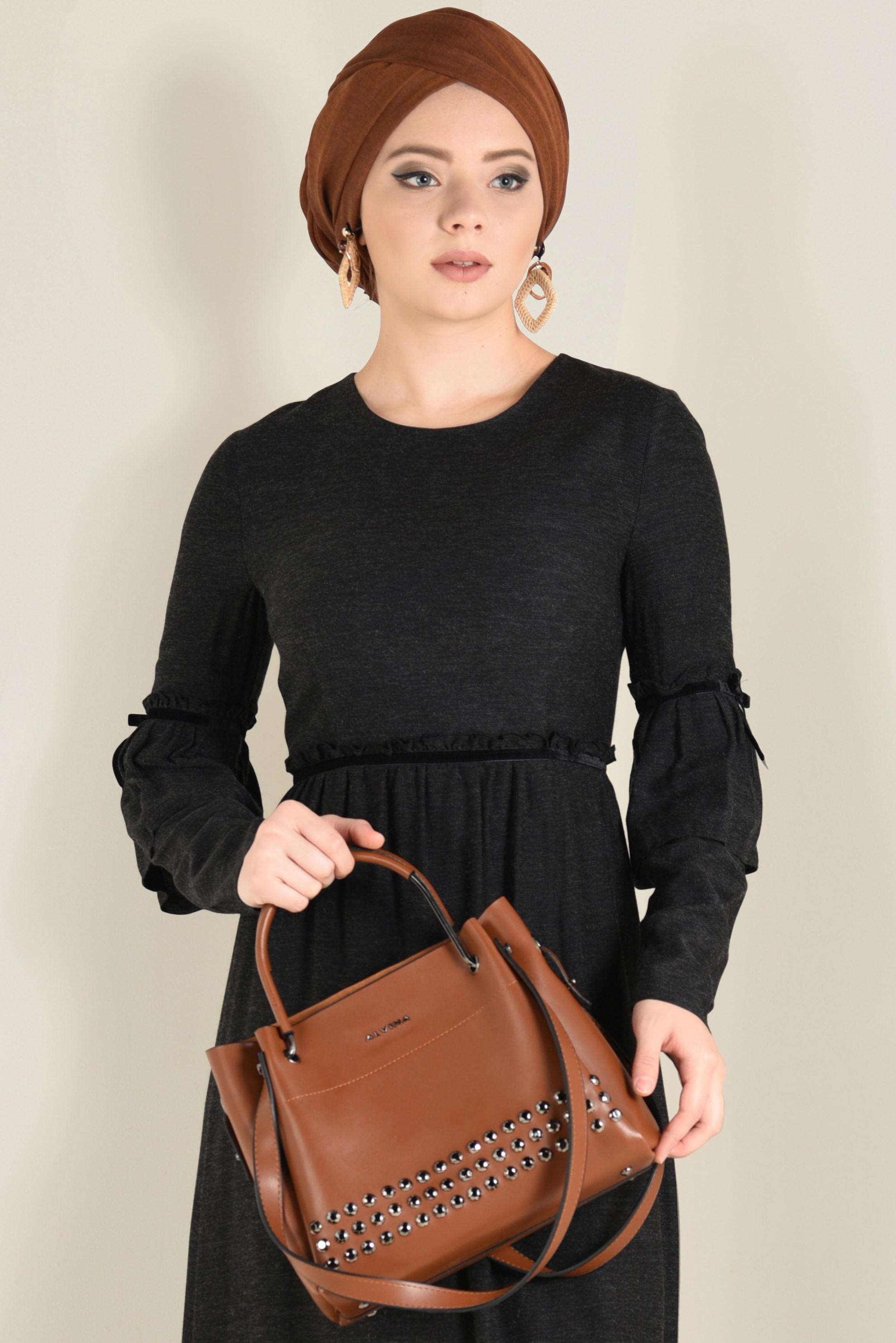 Tesettür giyim SİYAH ETEĞİ FIRFIRLI ELBİSE 4564