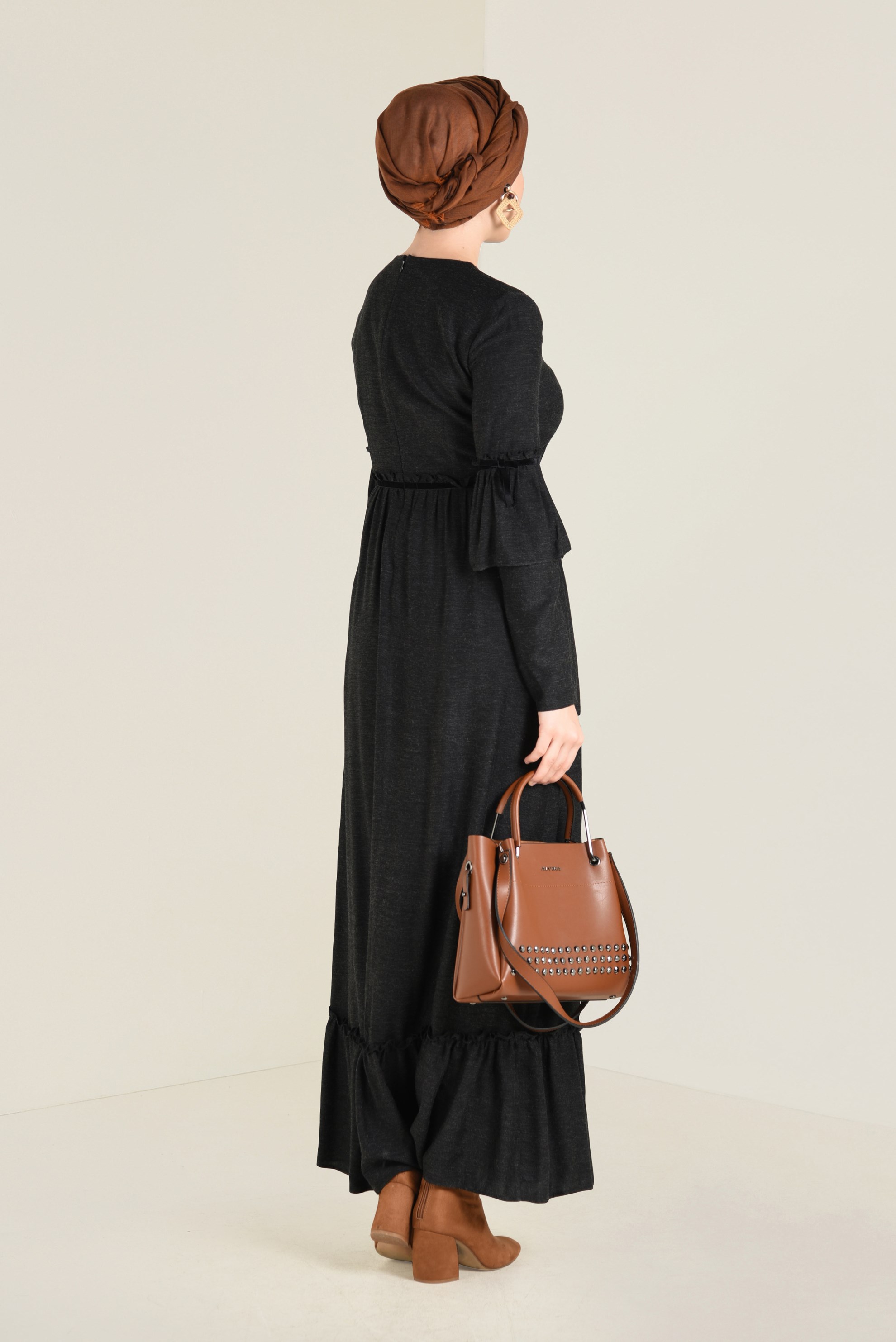 Tesettür giyim SİYAH ETEĞİ FIRFIRLI ELBİSE 4564