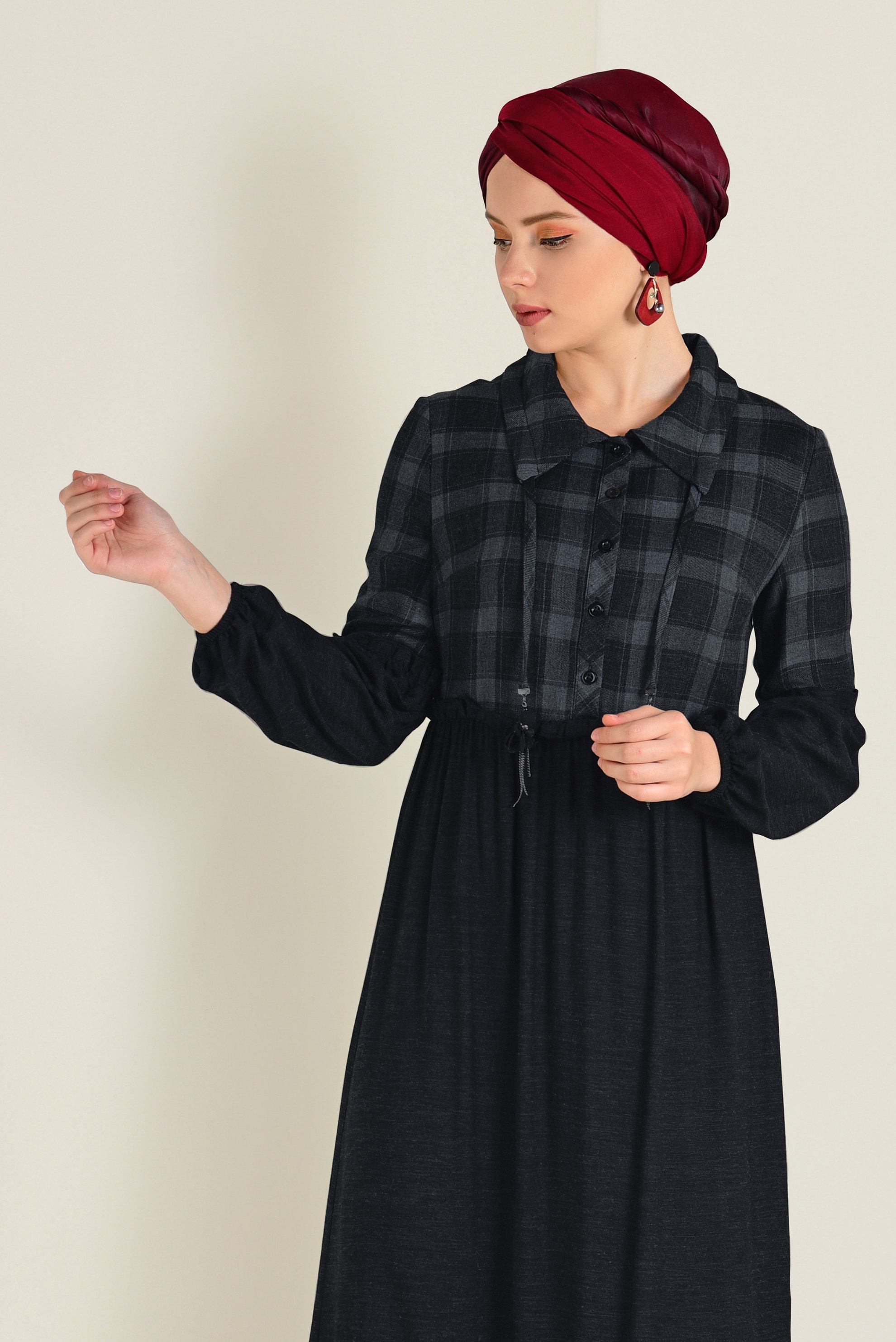 Tesettür giyim SİYAH ETEK UCU VOLANLI EKOSELİ ELBİSE 4566