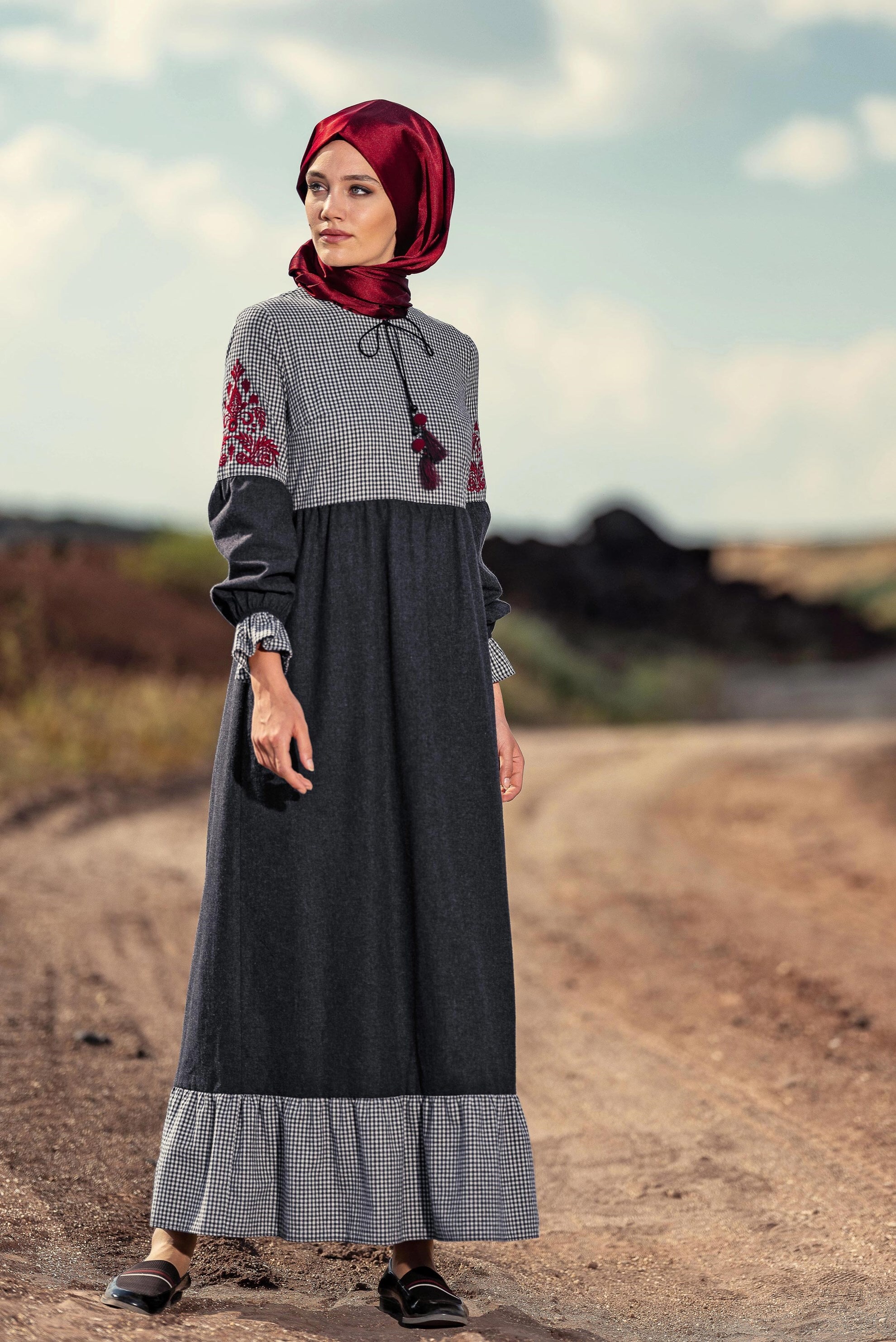 Tesettür giyim SİYAH İŞLEMELİ VE PÜSKÜLLÜ ELBİSE 4605