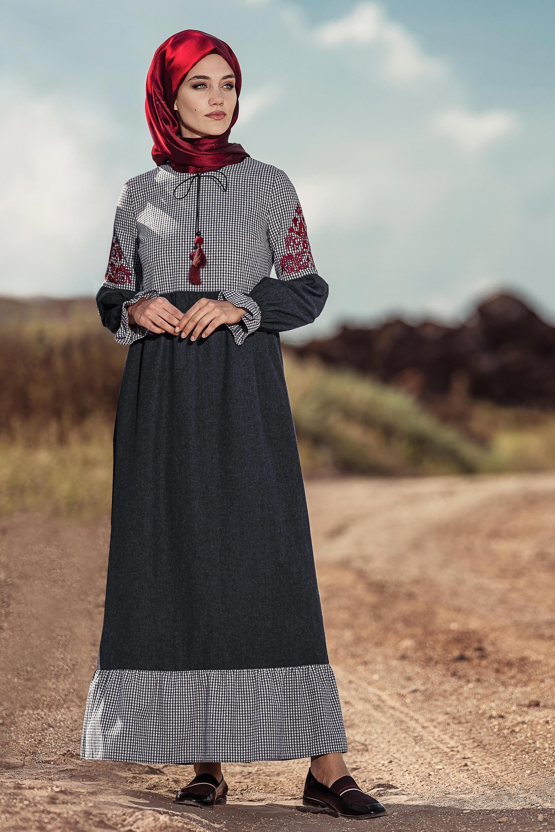 Tesettür giyim SİYAH İŞLEMELİ VE PÜSKÜLLÜ ELBİSE 4605