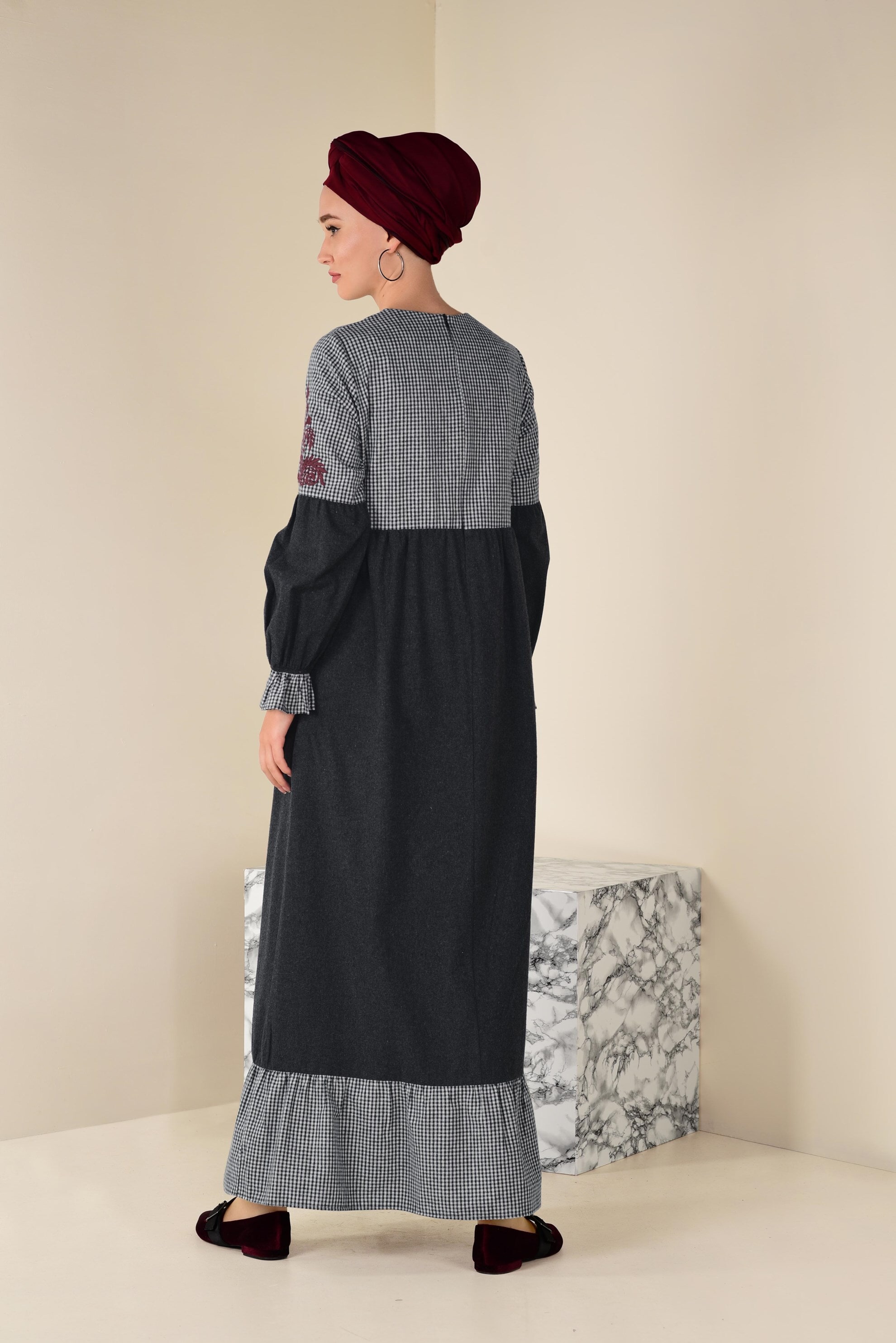 Tesettür giyim SİYAH İŞLEMELİ VE PÜSKÜLLÜ ELBİSE 4605