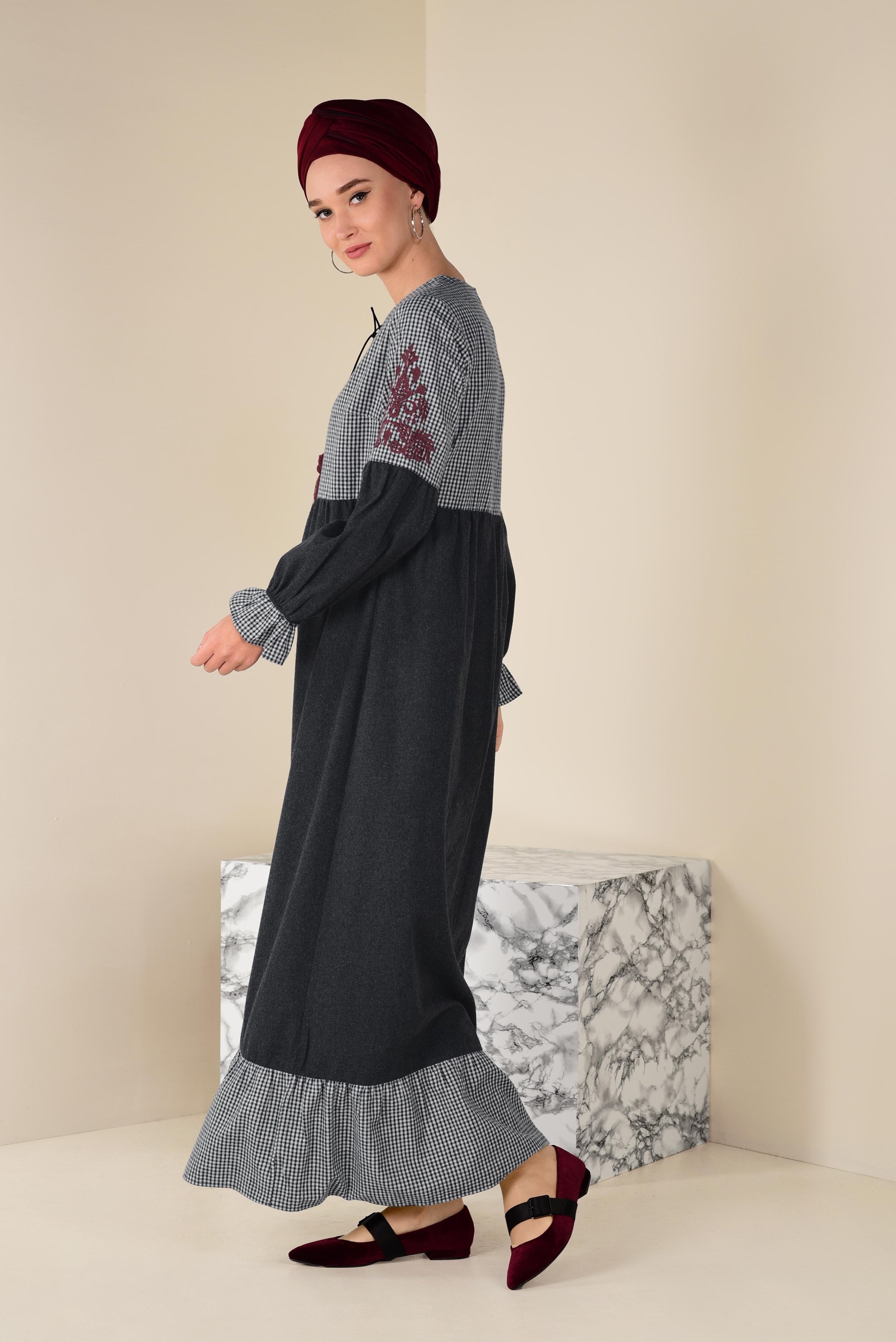 Tesettür giyim SİYAH İŞLEMELİ VE PÜSKÜLLÜ ELBİSE 4605