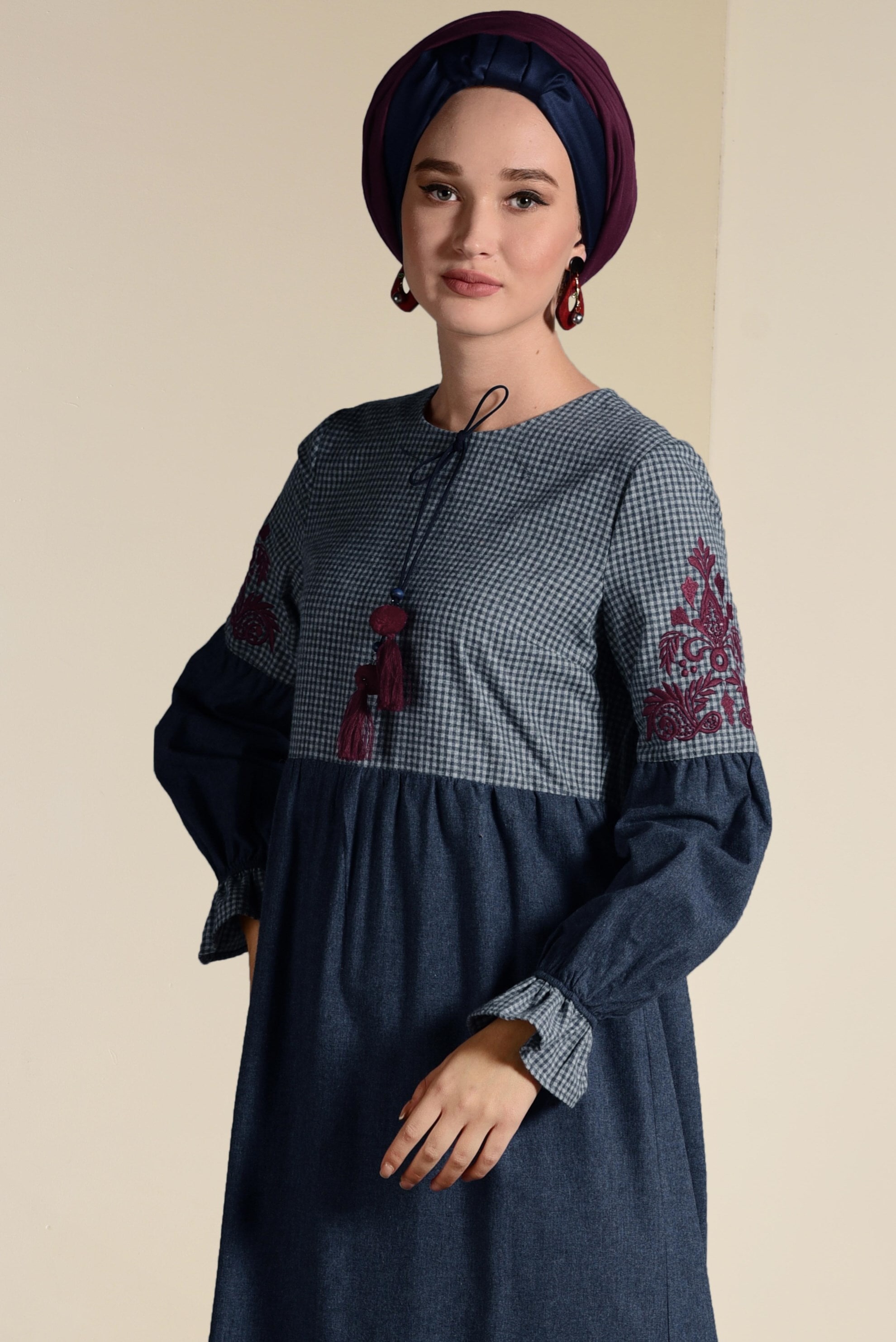 Tesettür giyim LACİVERT İŞLEMELİ VE PÜSKÜLLÜ ELBİSE 4605