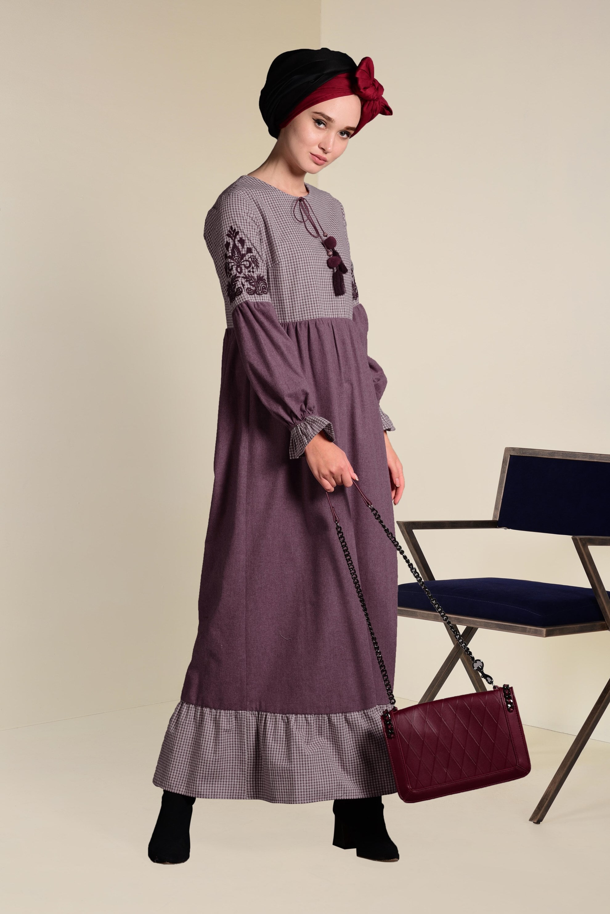 Tesettür giyim BORDO İŞLEMELİ VE PÜSKÜLLÜ ELBİSE 4605