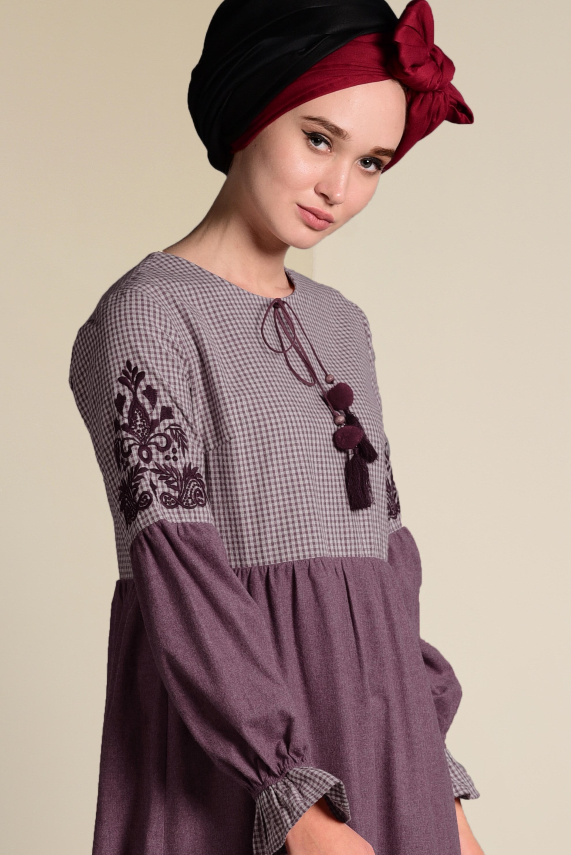 Tesettür giyim BORDO İŞLEMELİ VE PÜSKÜLLÜ ELBİSE 4605