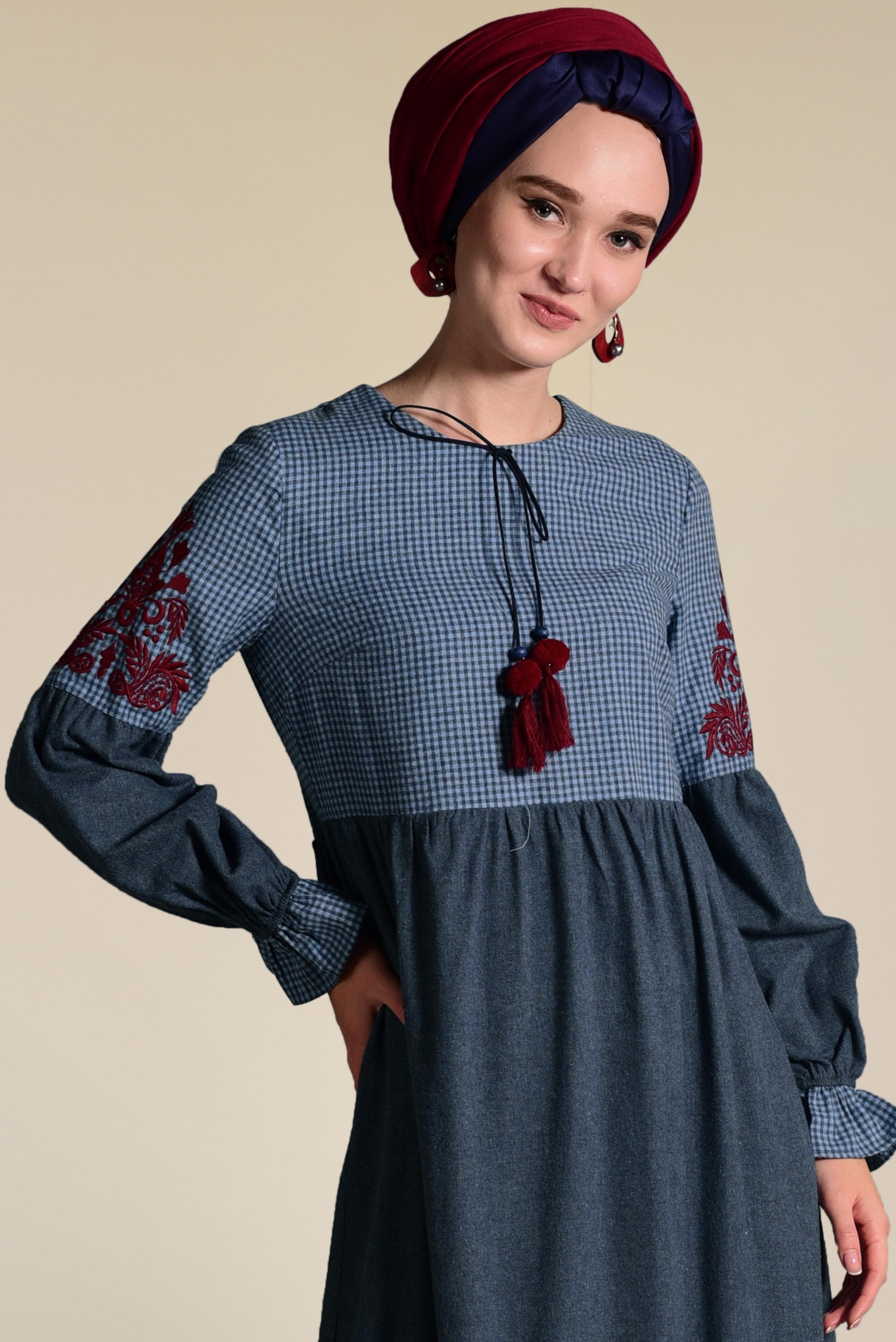 Tesettür giyim LACİVERT İŞLEMELİ VE PÜSKÜLLÜ ELBİSE 4605