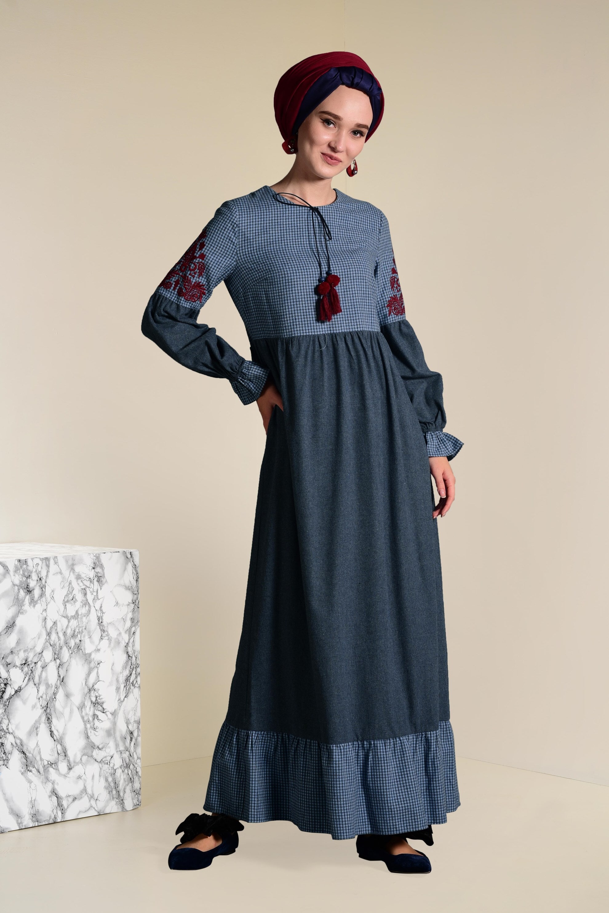 Tesettür giyim LACİVERT İŞLEMELİ VE PÜSKÜLLÜ ELBİSE 4605