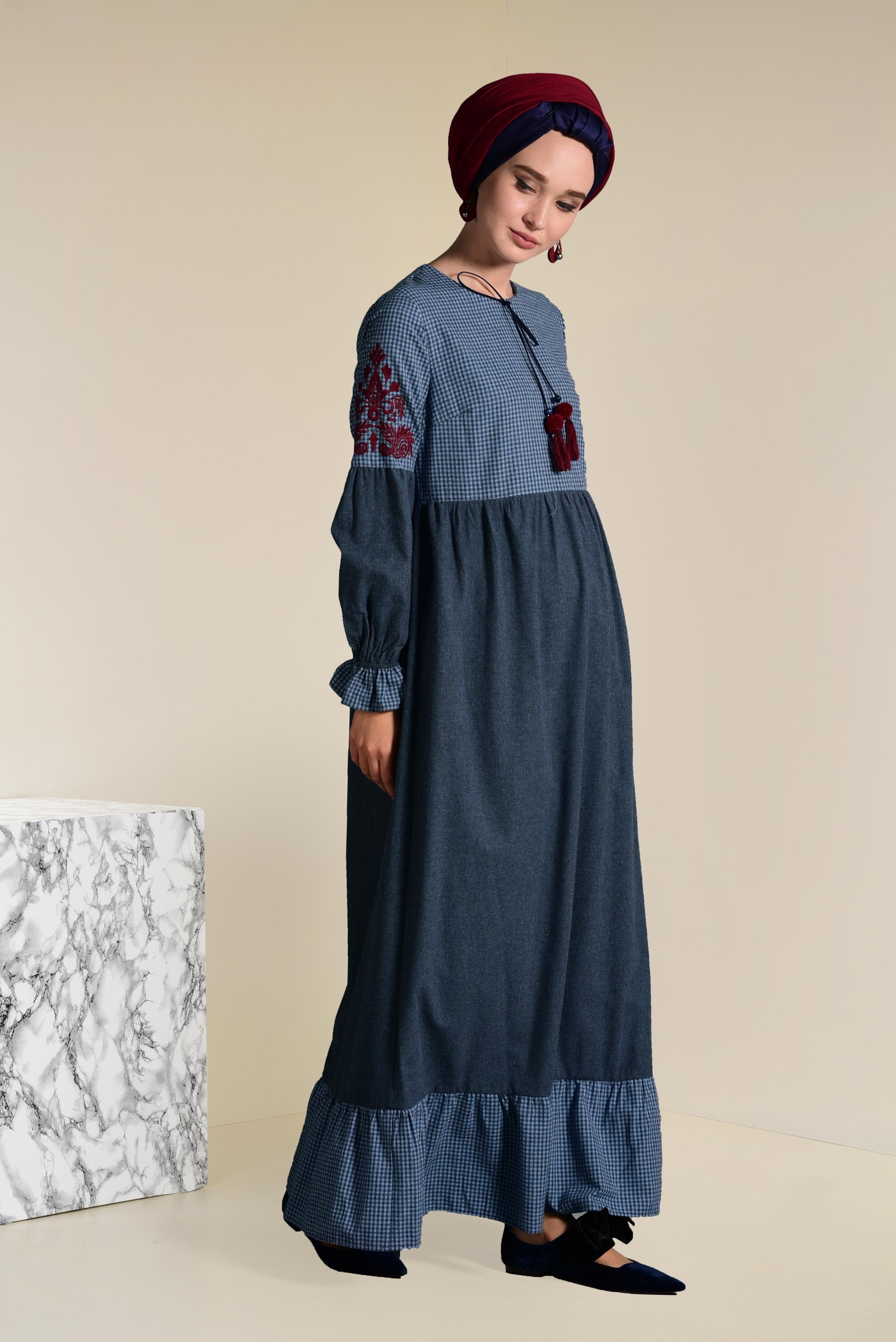 Tesettür giyim LACİVERT İŞLEMELİ VE PÜSKÜLLÜ ELBİSE 4605