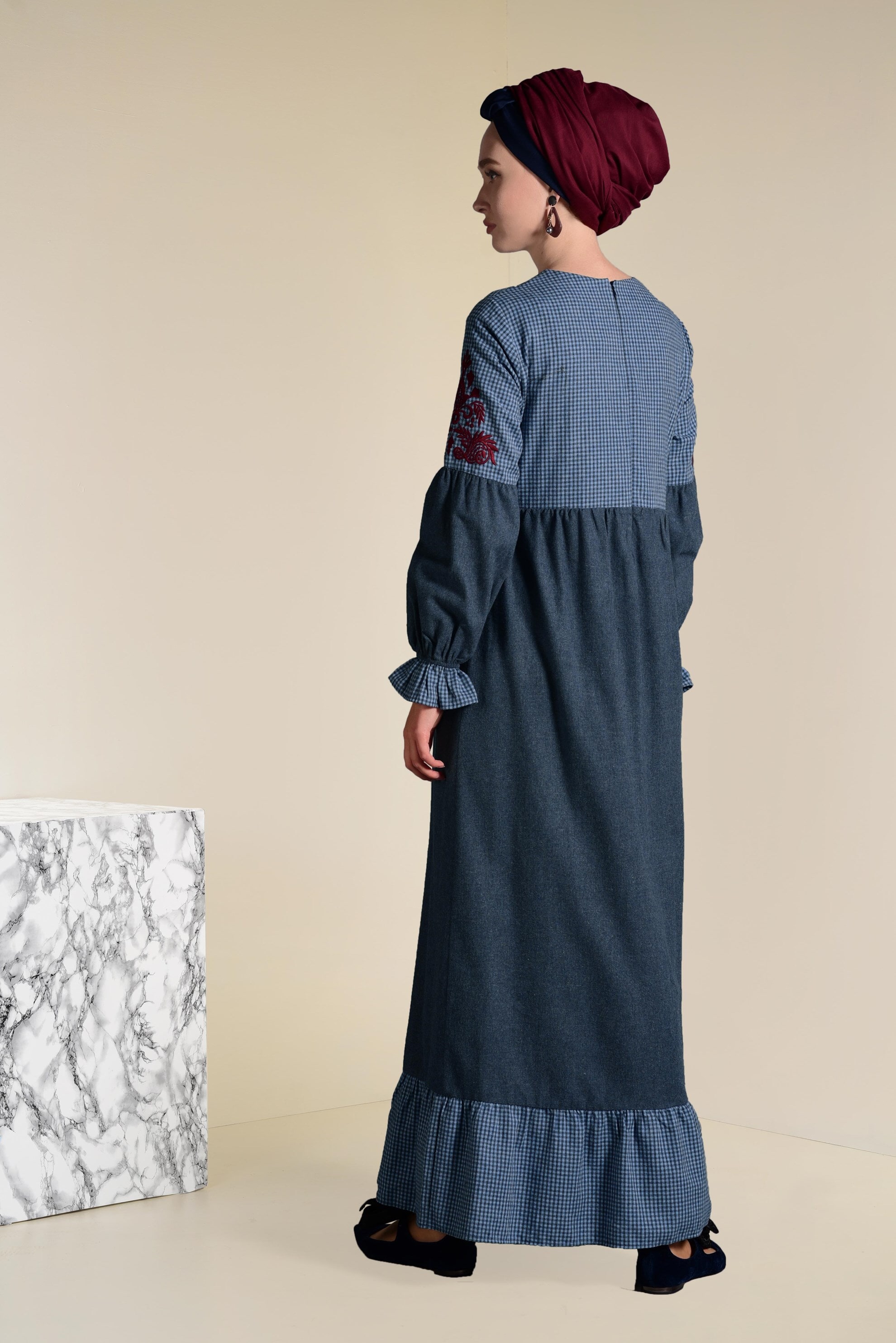 Tesettür giyim LACİVERT İŞLEMELİ VE PÜSKÜLLÜ ELBİSE 4605