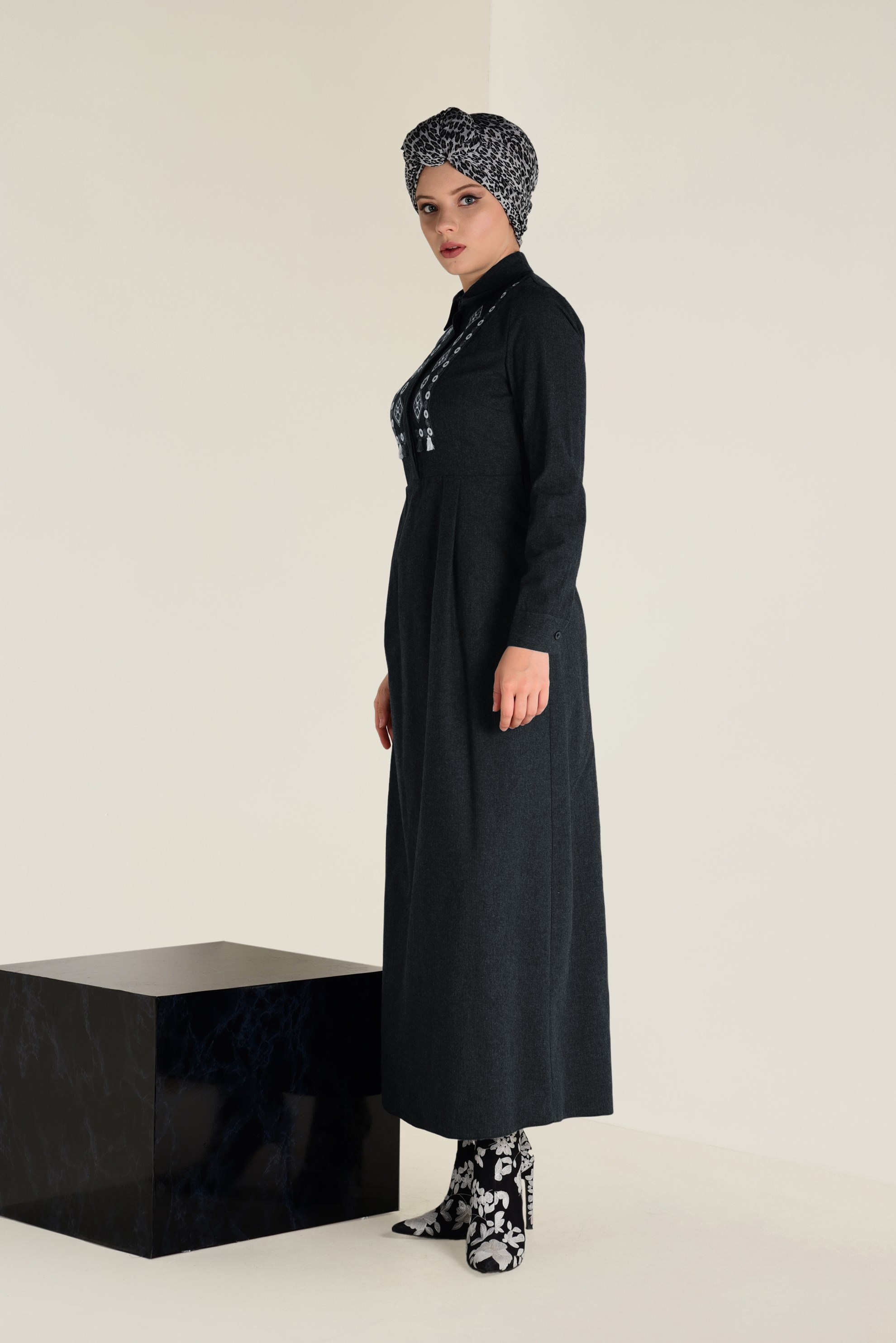 Tesettür giyim GRİ PAMUKLU NAKIŞLI ELBİSE 4647