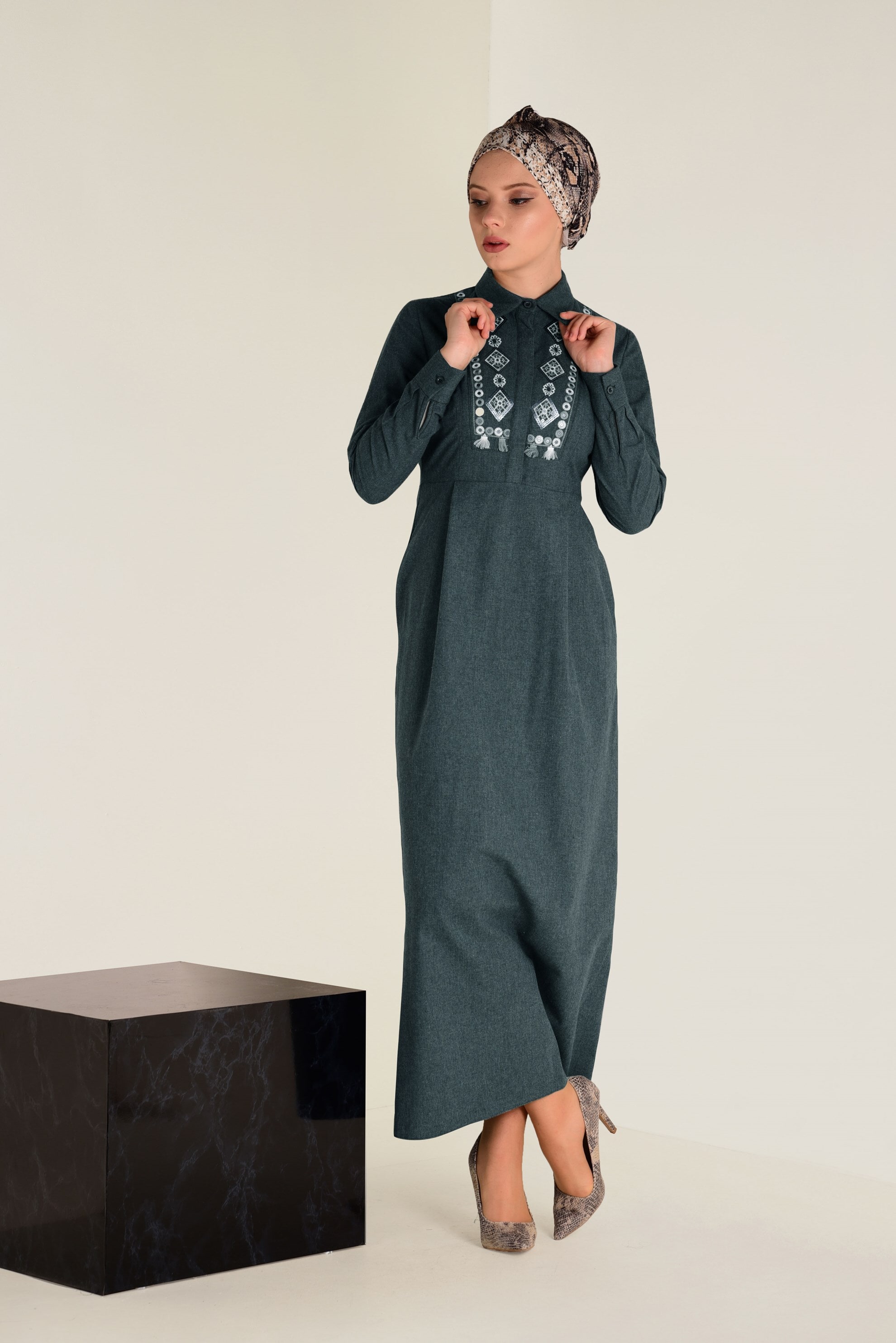 Tesettür giyim LACİVERT PAMUKLU NAKIŞLI ELBİSE 4647