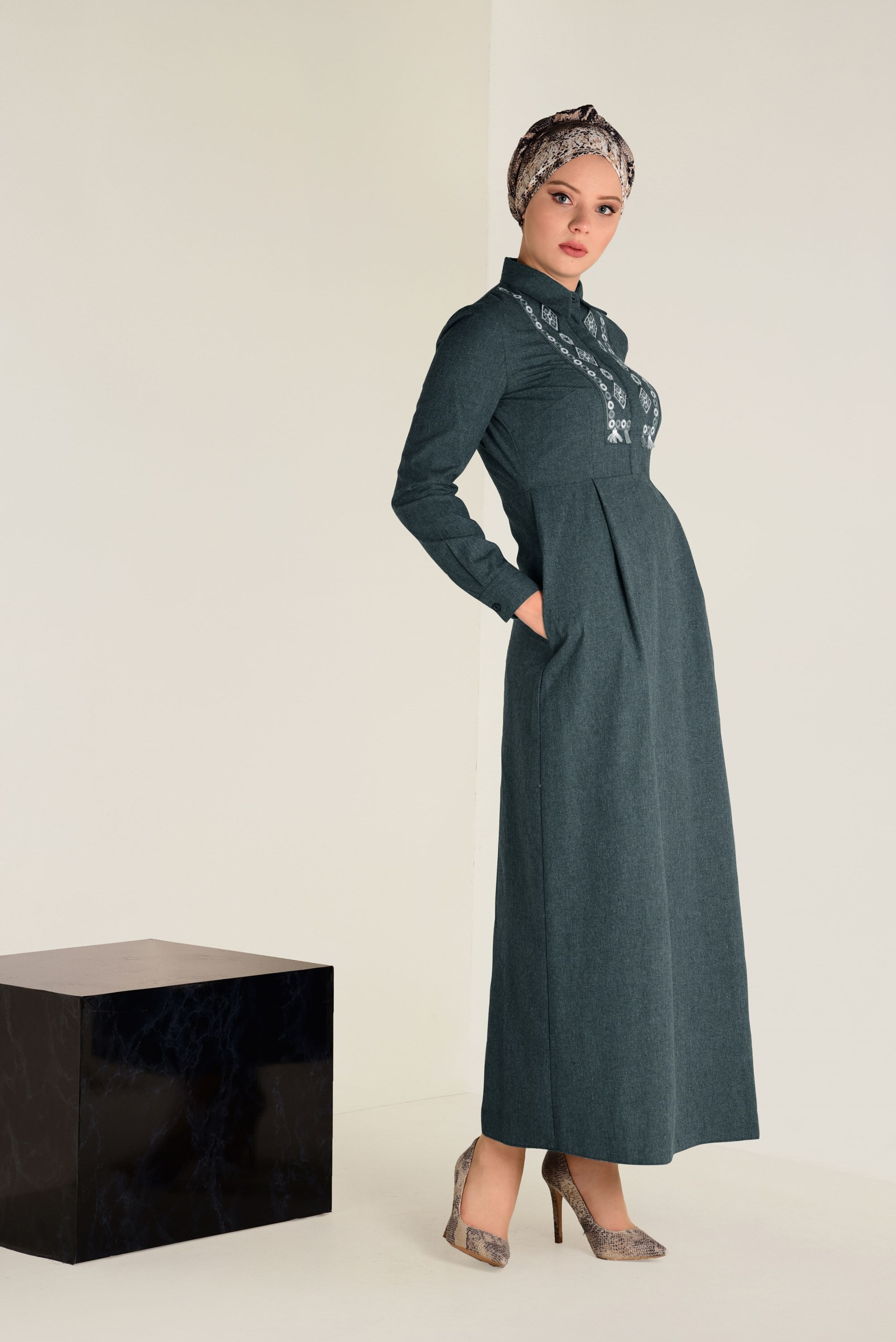 Tesettür giyim LACİVERT PAMUKLU NAKIŞLI ELBİSE 4647