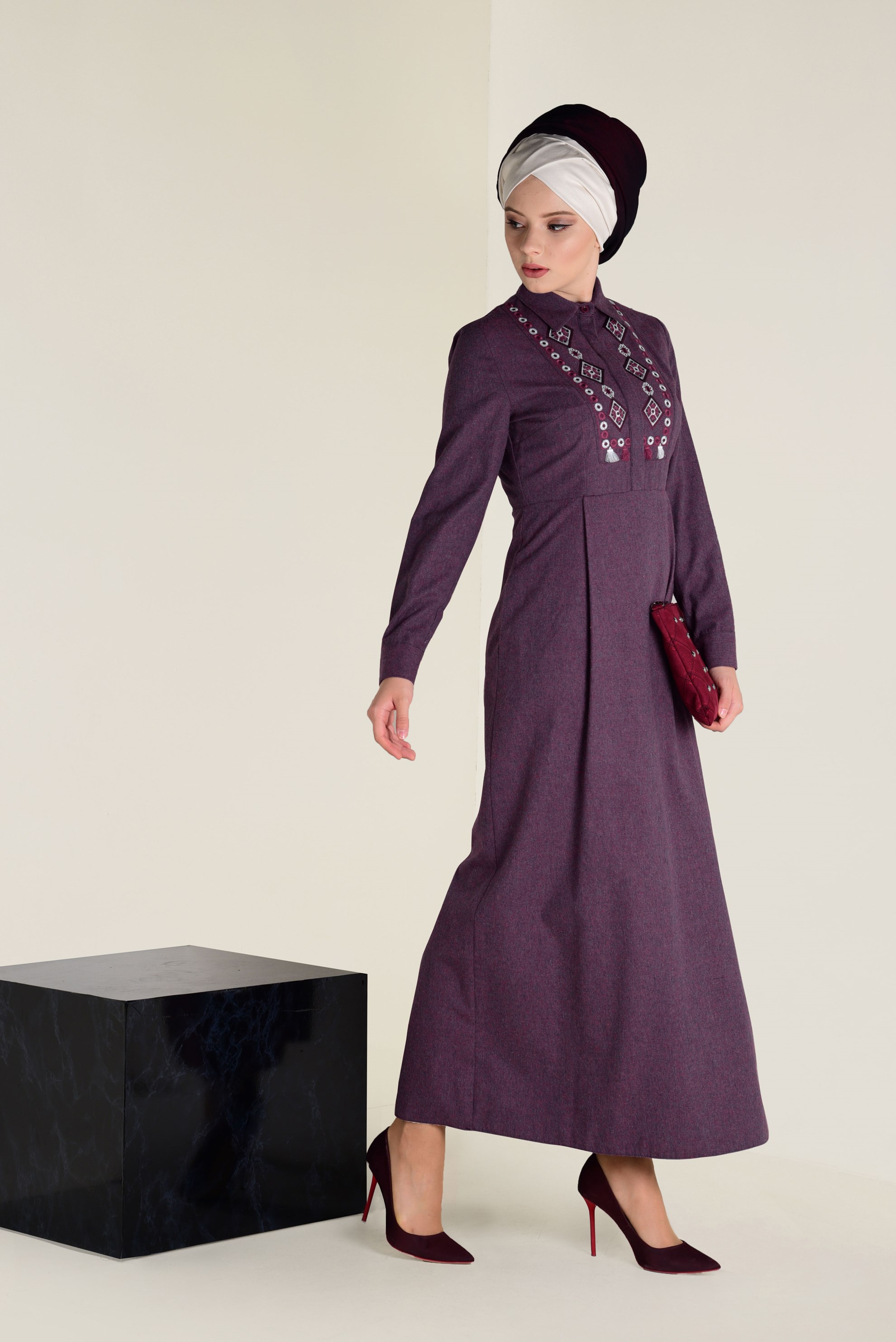 Tesettür giyim LACİVERT PAMUKLU NAKIŞLI ELBİSE 4647