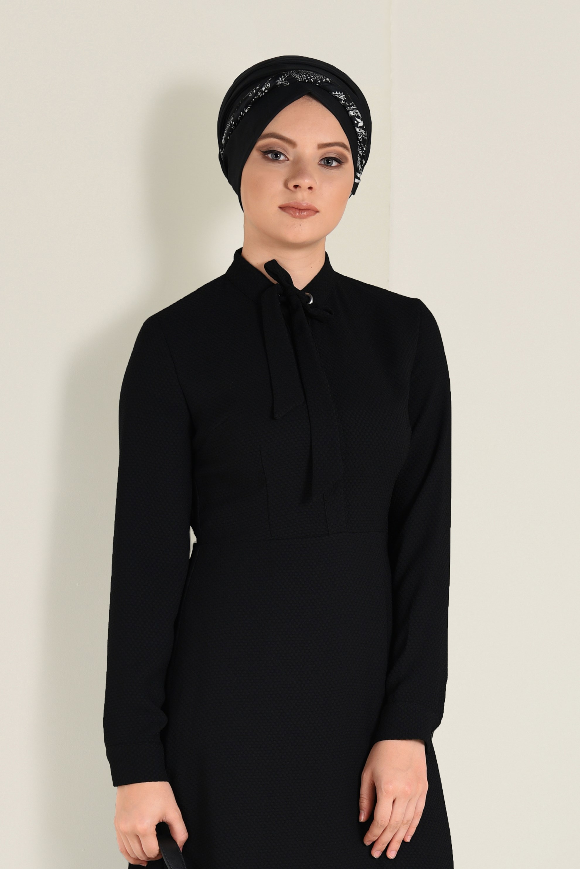 Tesettür giyim SİYAH YAKASI BAĞCIKLI ELBİSE 4648