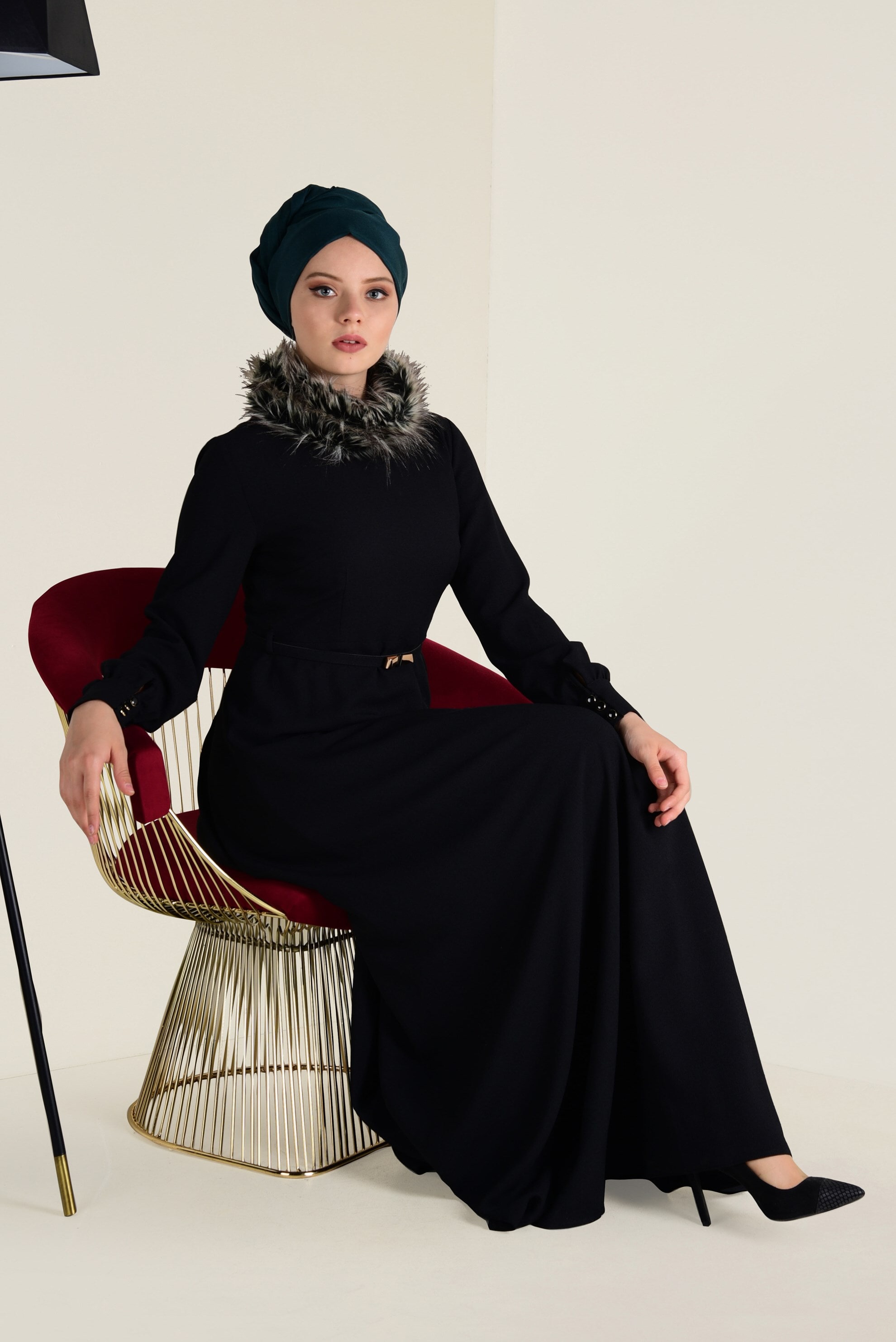 Tesettür giyim SİYAH KÜRK YAKALI ELBİSE 4651