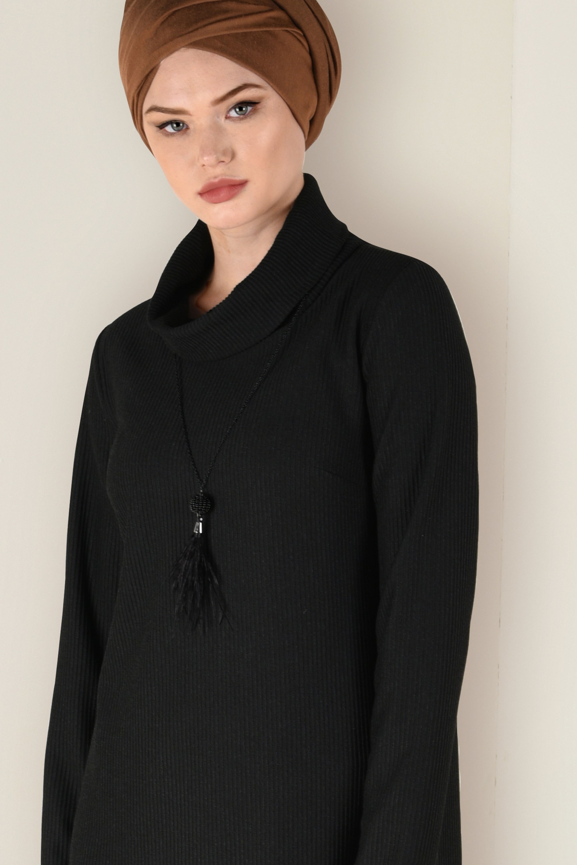 Tesettür giyim SİYAH BOĞAZLI TRİKO ELBİSE 4677 