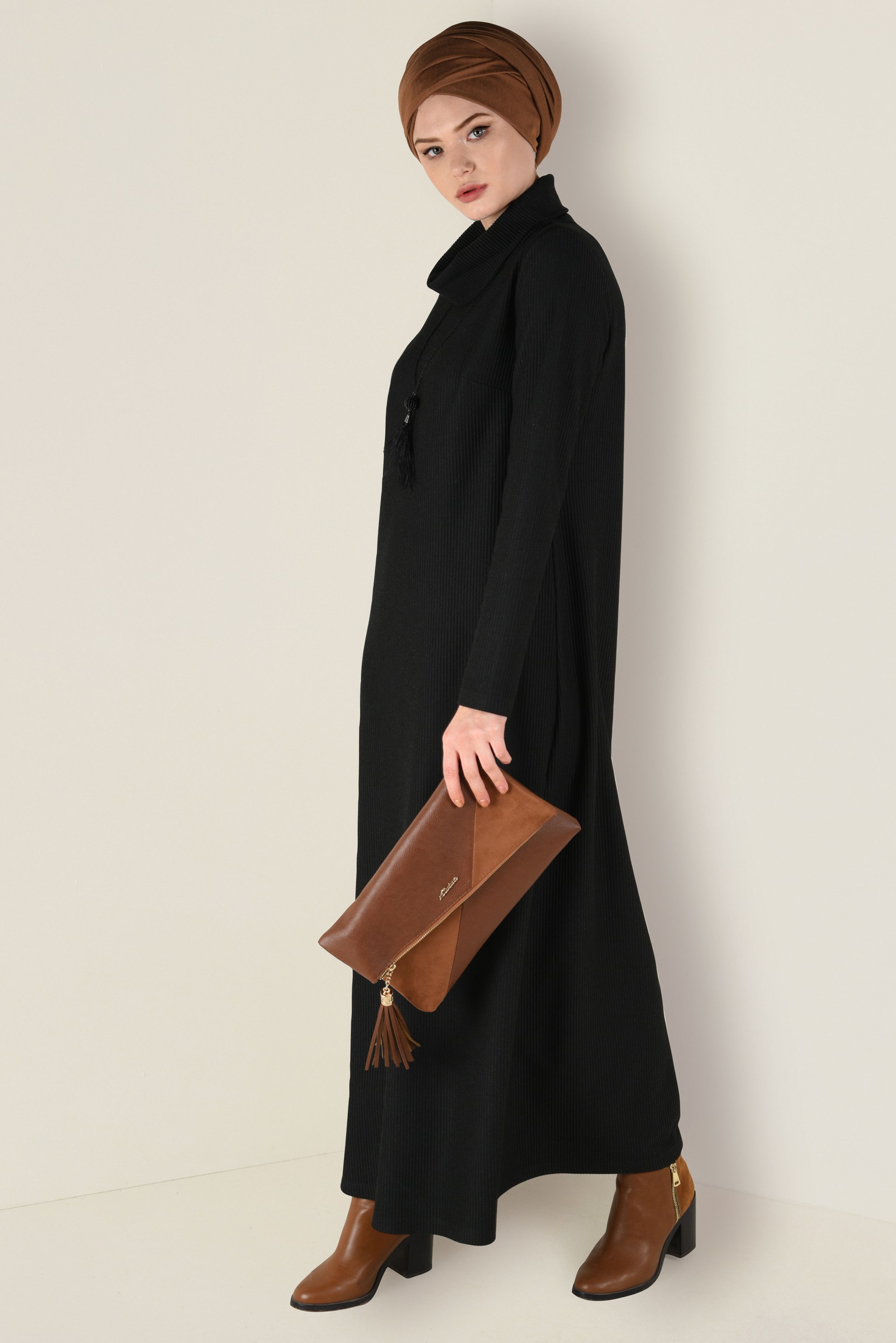 Tesettür giyim SİYAH BOĞAZLI TRİKO ELBİSE 4677 