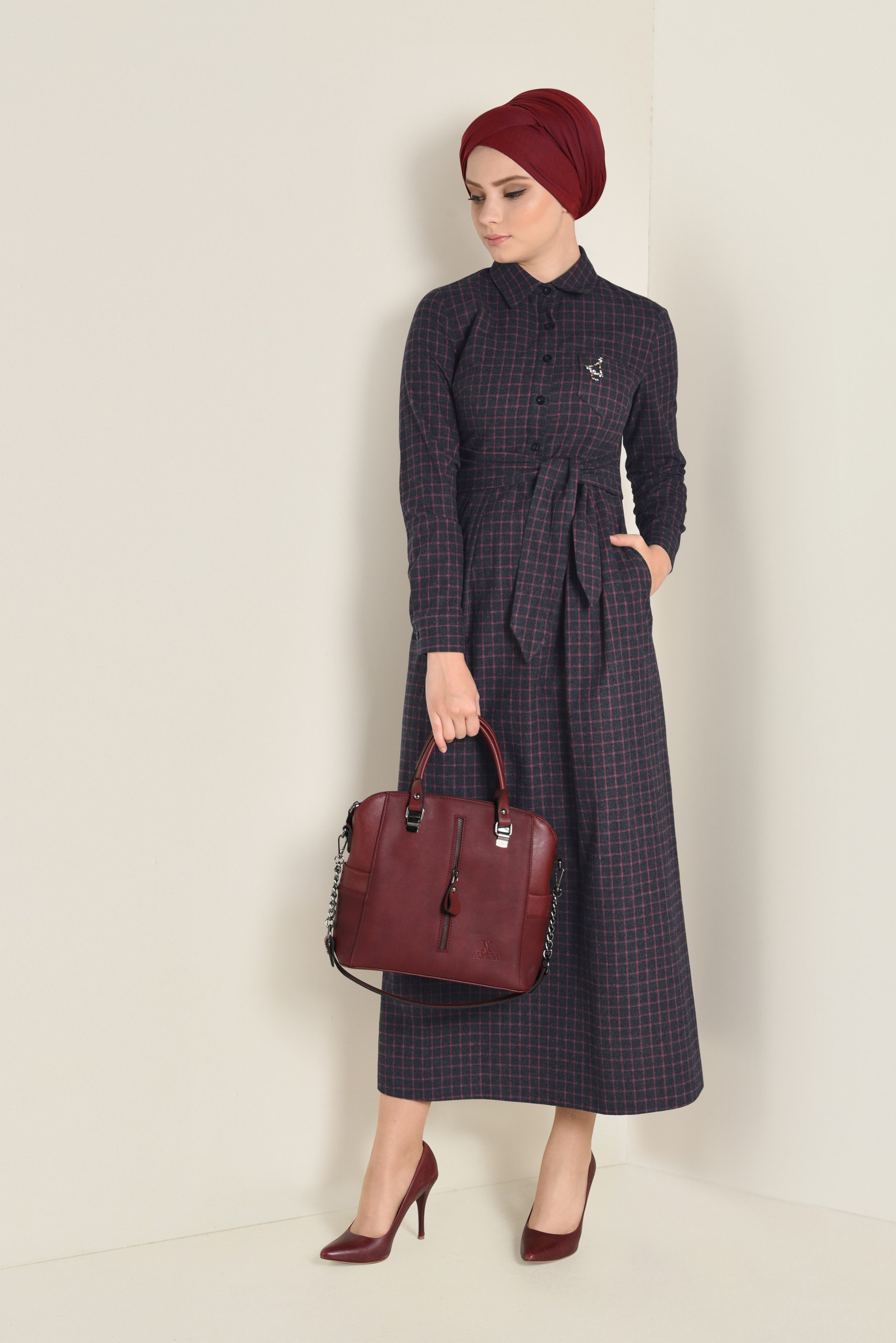 Tesettür giyim SİYAH EKOSE DESENLİ KUŞAKLI ELBİSE 4681 