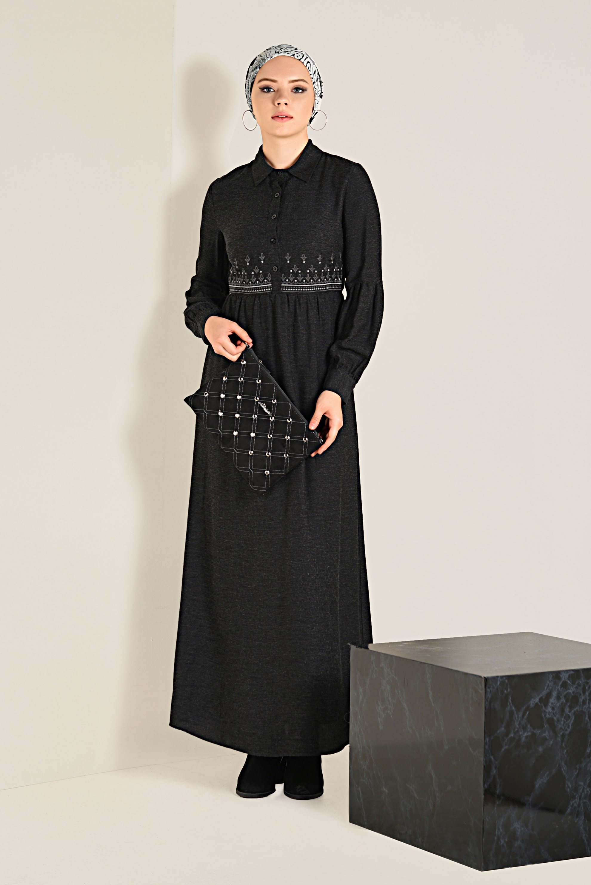 Tesettür giyim SİYAH DÜĞMELİ ELBİSE 4745 