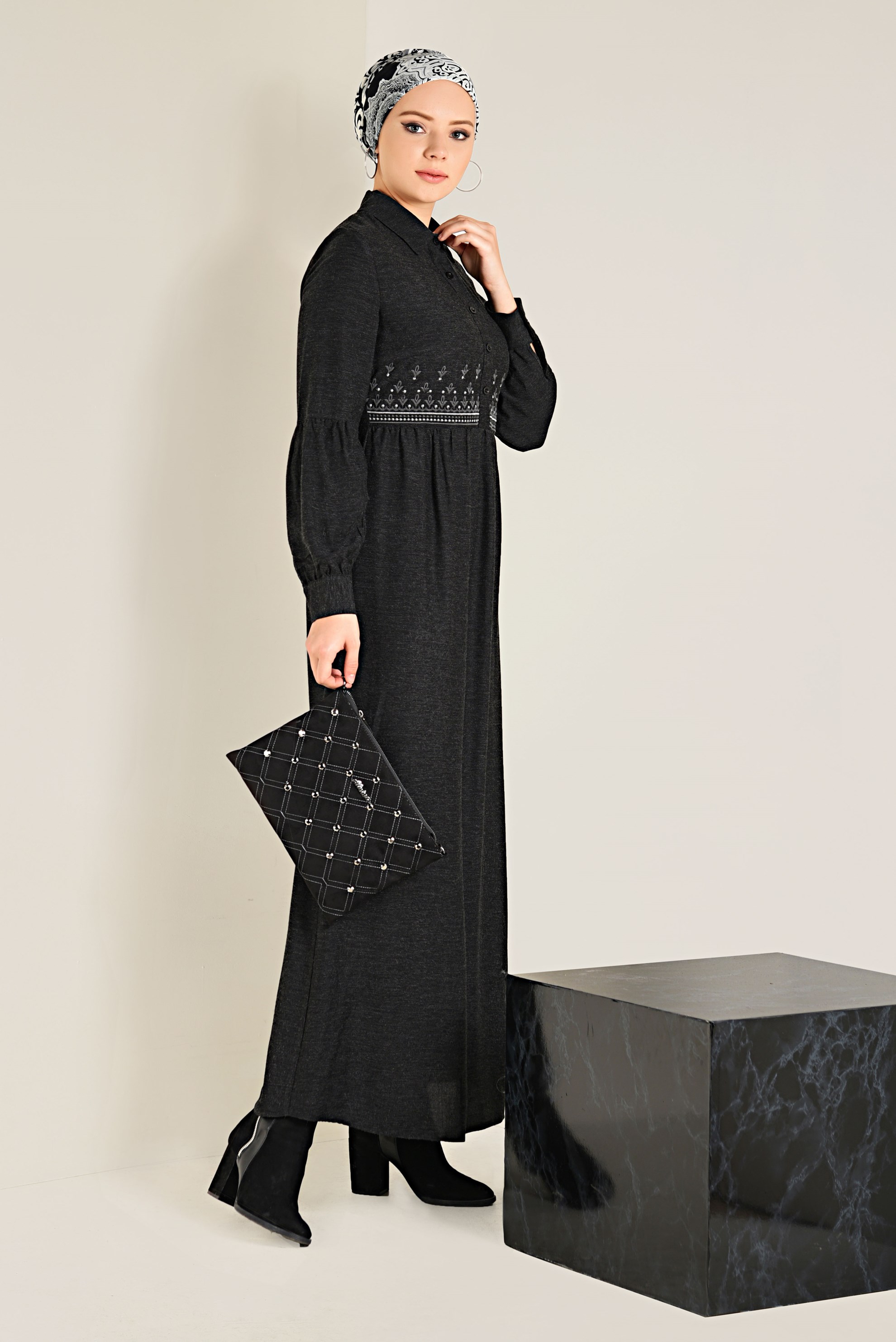 Tesettür giyim SİYAH DÜĞMELİ ELBİSE 4745 