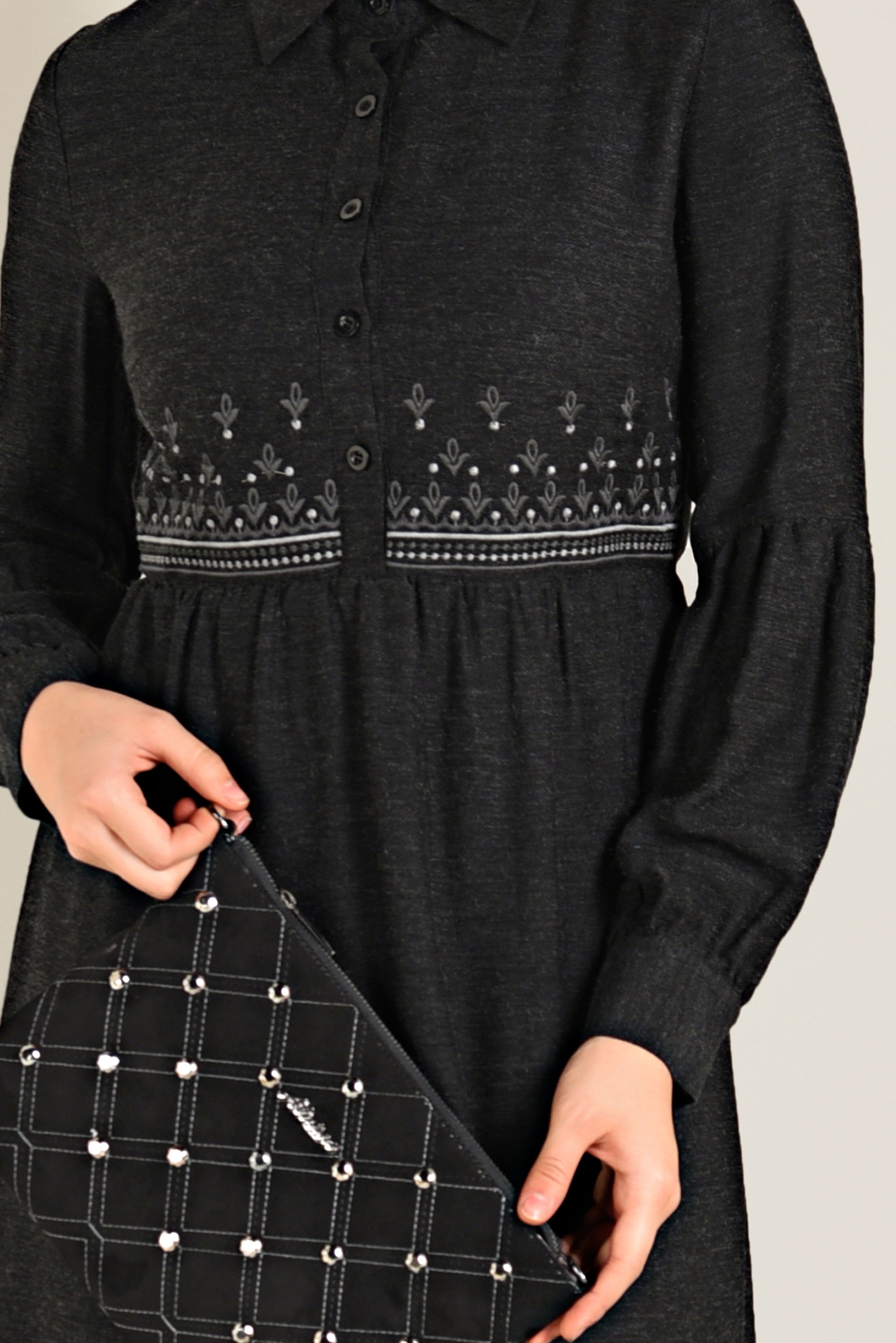 Tesettür giyim SİYAH DÜĞMELİ ELBİSE 4745 