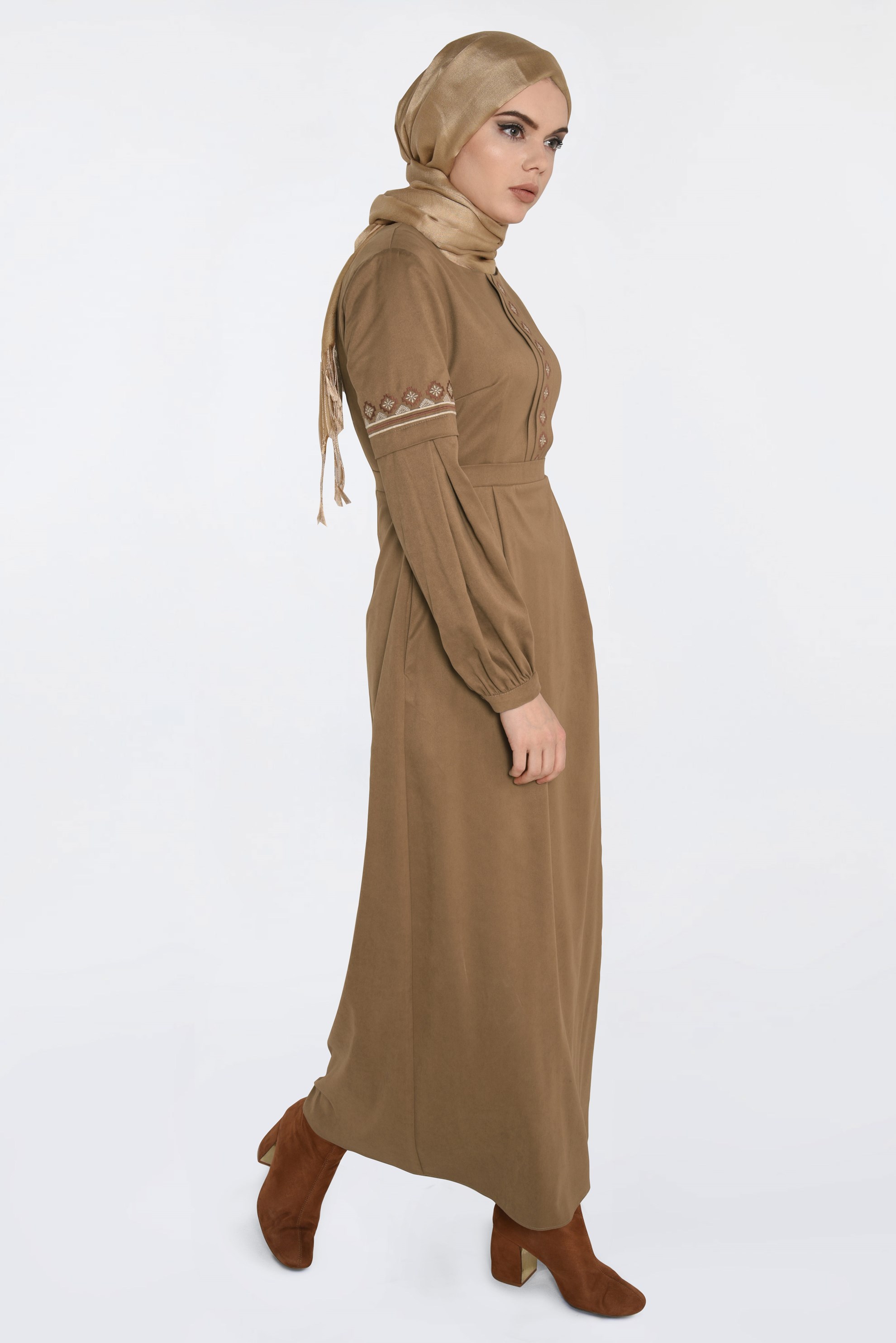 Tesettür giyim BEJ İŞLEMELİ SÜET ELBİSE 4766 