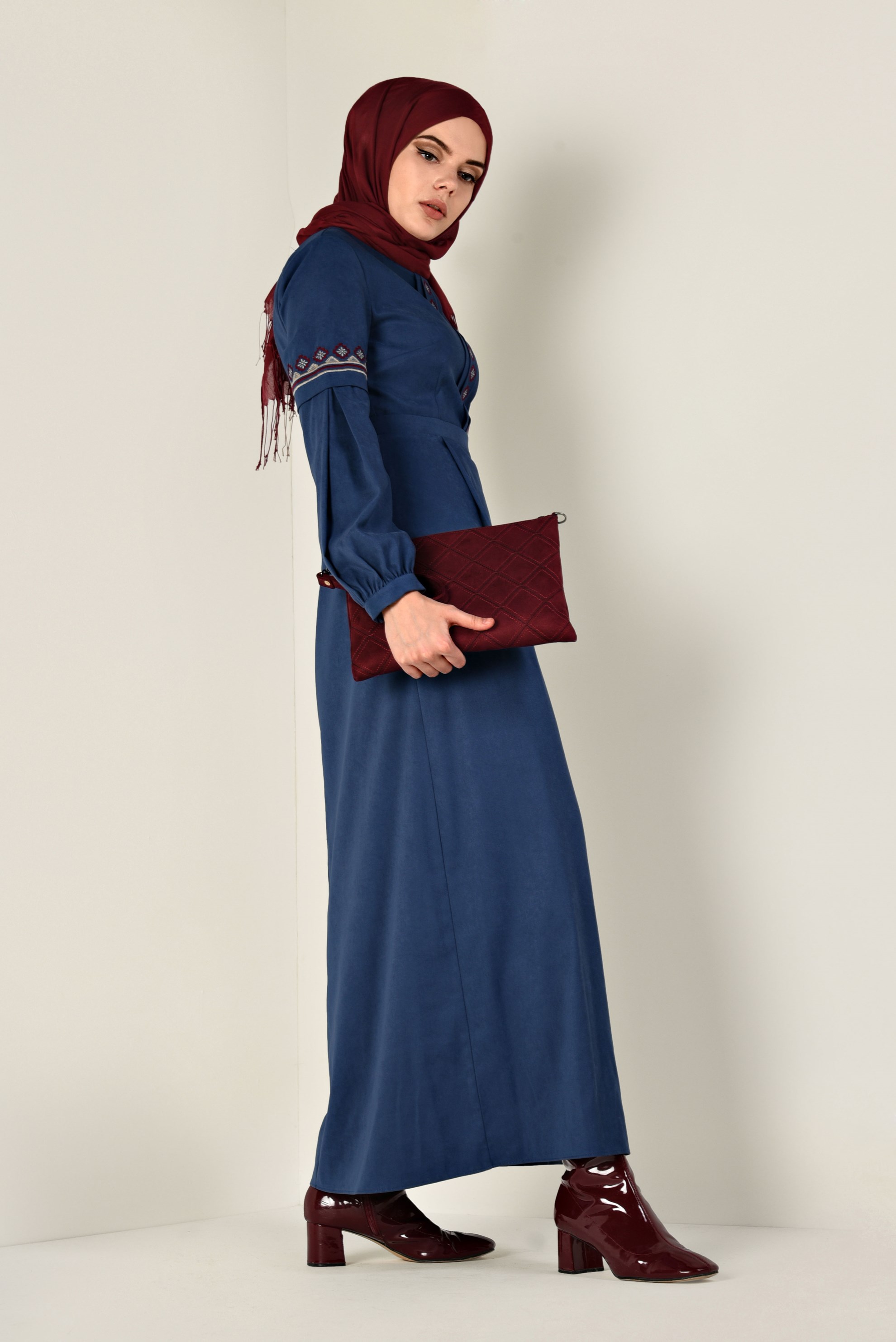 Tesettür giyim MAVİ İŞLEMELİ SÜET ELBİSE 4766 