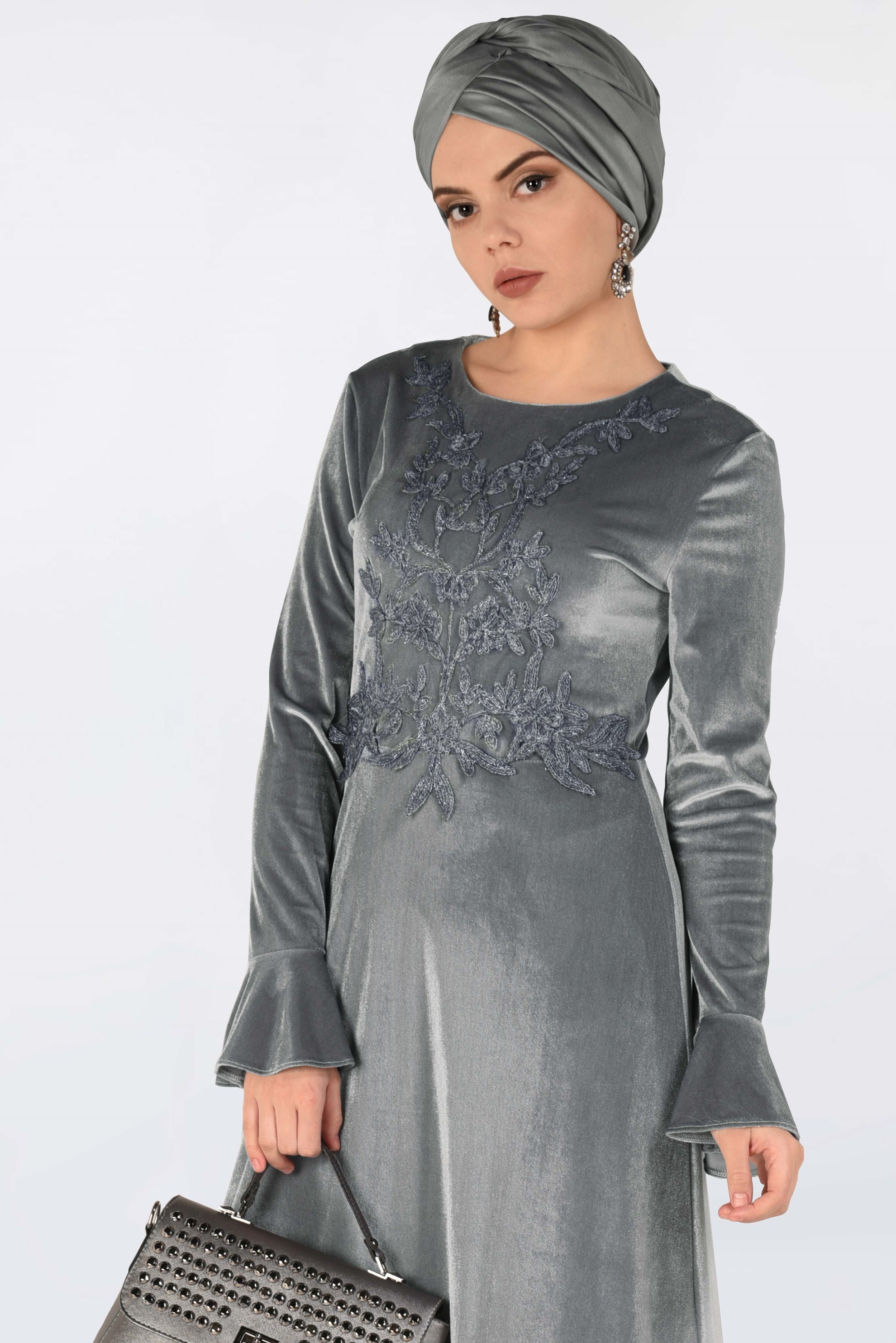 Tesettür giyim GÜMÜŞ ÖNÜ İŞLEMELİ KADİFE ELBİSE 4781 