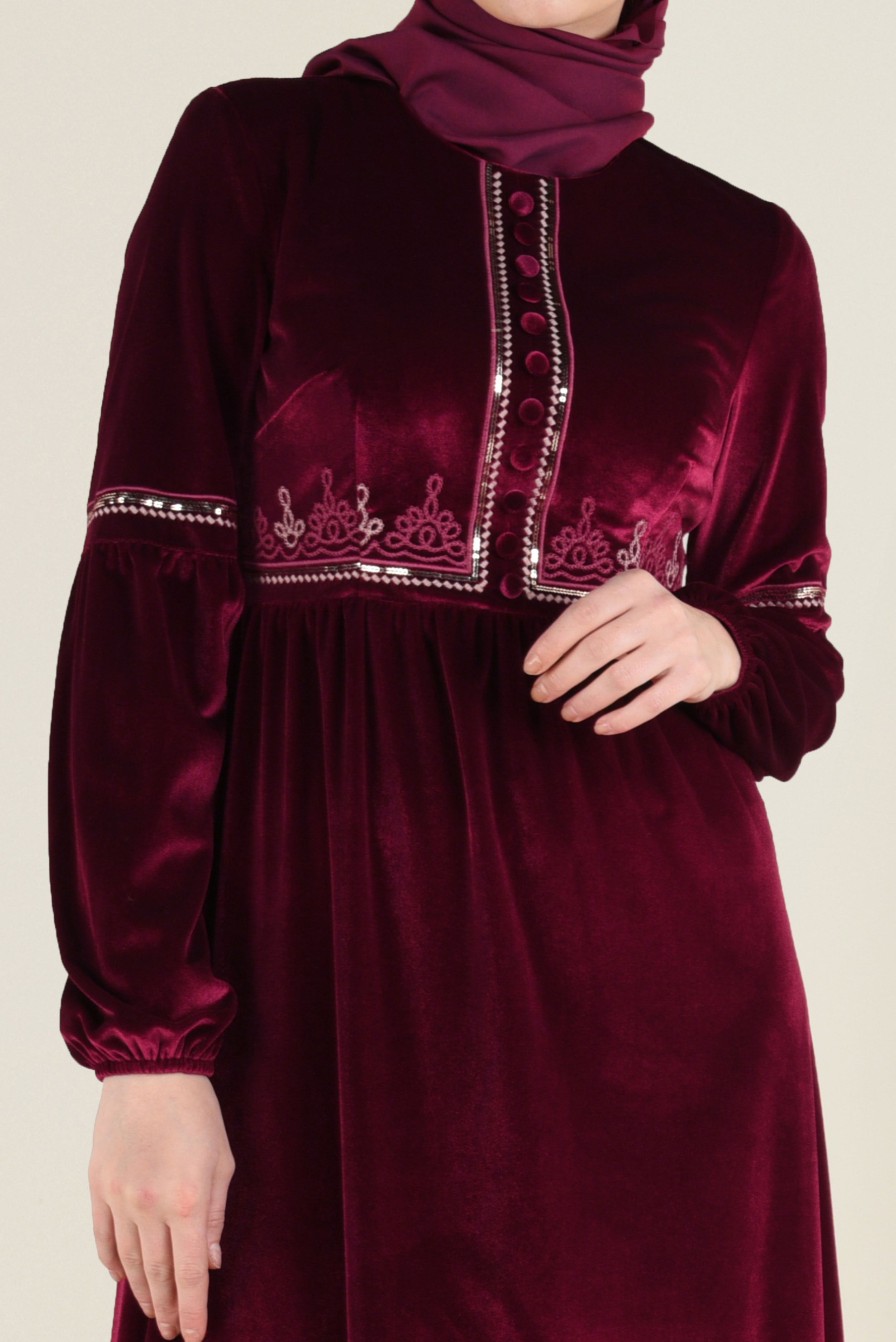 Tesettür giyim BORDO ÖNDEN DÜĞMELİ KADİFE ELBİSE 4783 