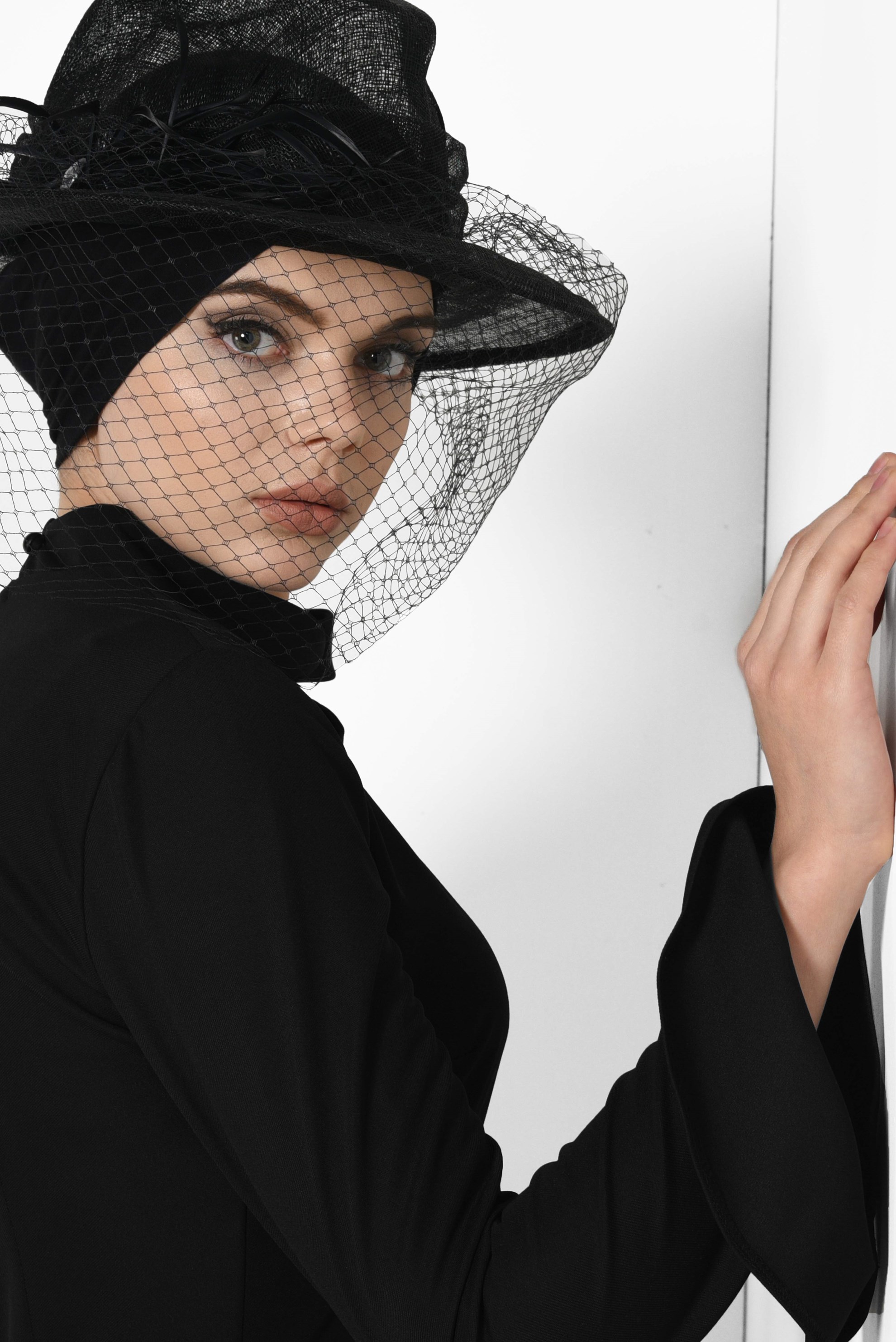 Tesettür giyim SİYAH YAKASI BAĞCIKLI VOLANLI ELBİSE 4786