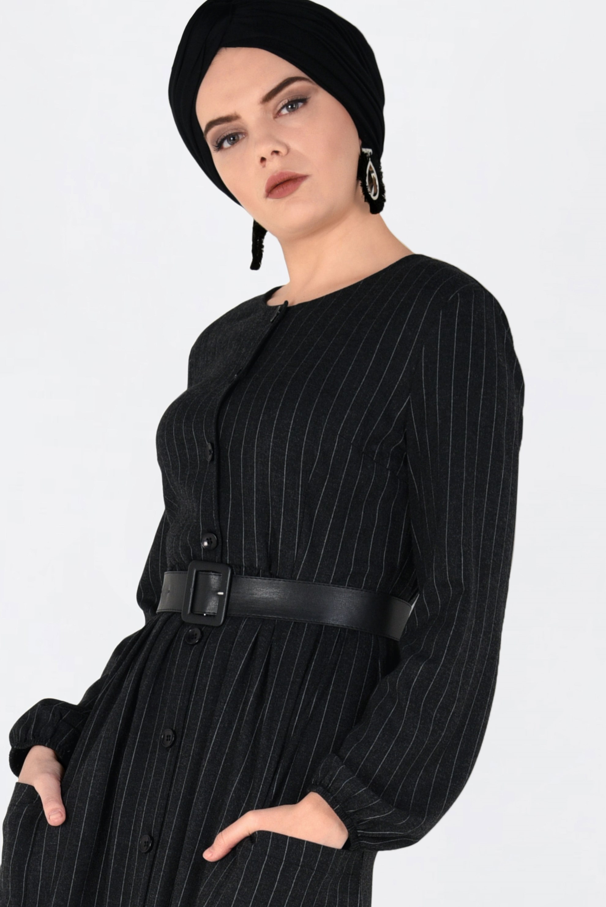 Tesettür giyim SİYAH KOLLARI BÜZGÜLÜ ÇİZGİLİ ELBİSE 4815