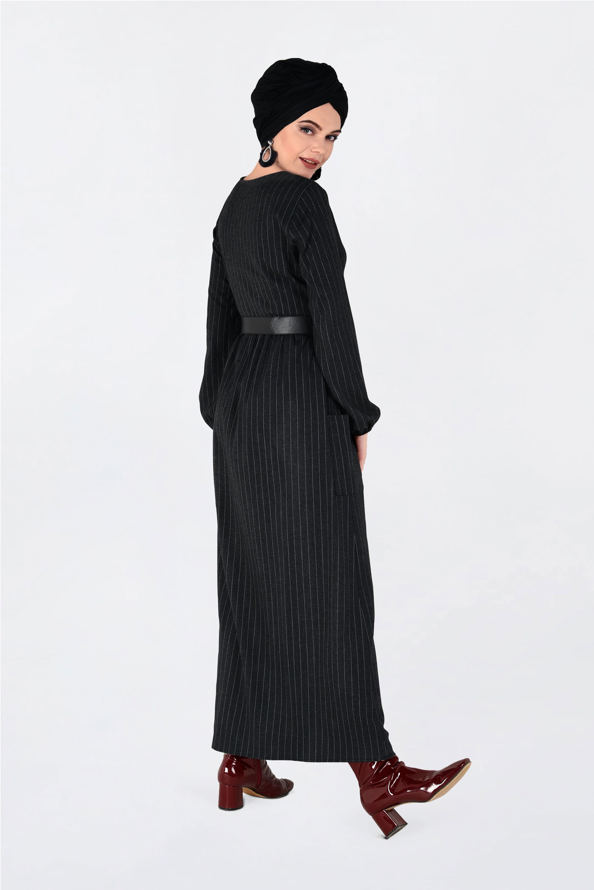 Tesettür giyim SİYAH KOLLARI BÜZGÜLÜ ÇİZGİLİ ELBİSE 4815