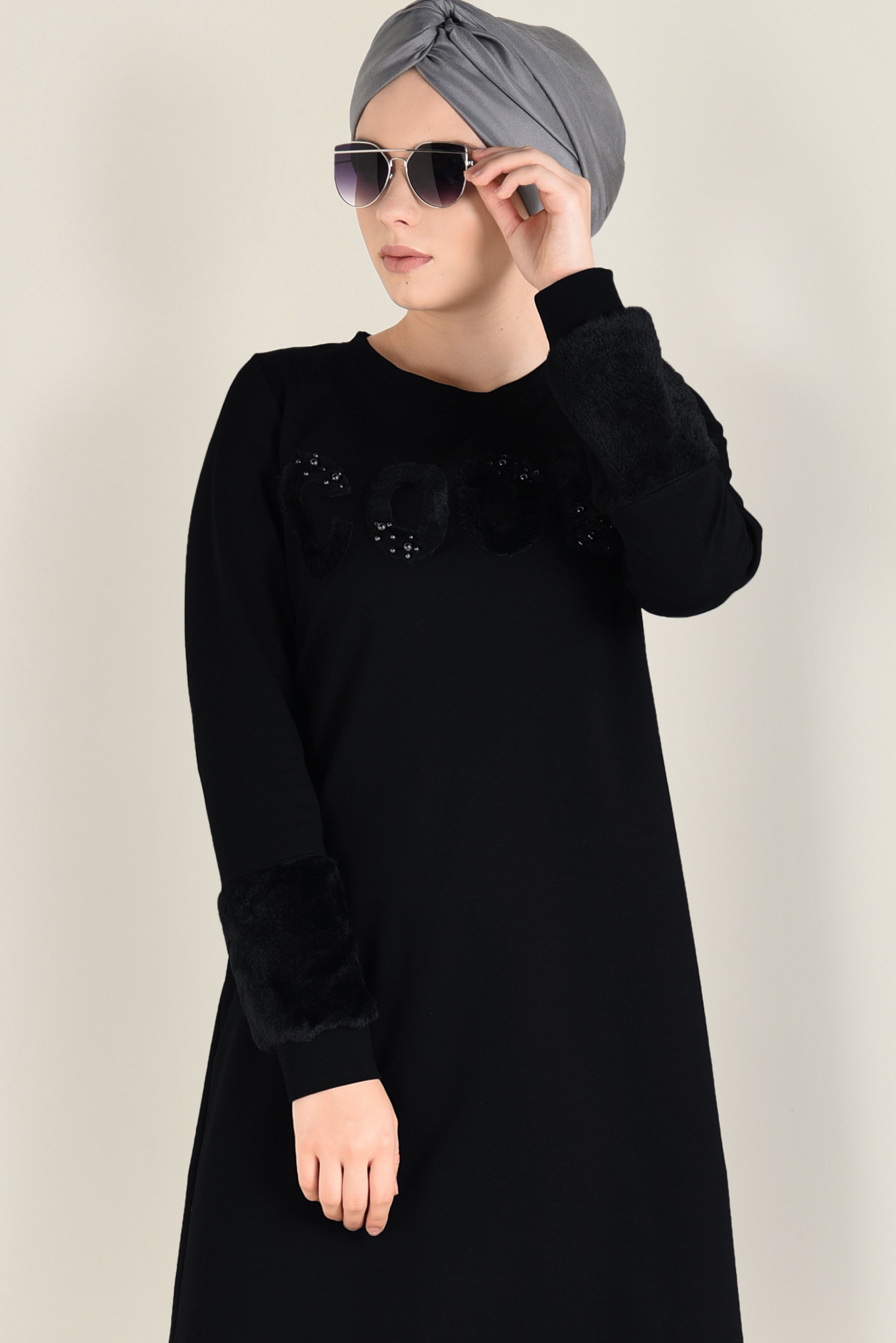 Tesettür giyim SİYAH MANŞETLERİ VE ÖNÜ KÜRKLÜ EŞOFMAN TUNİK 4534