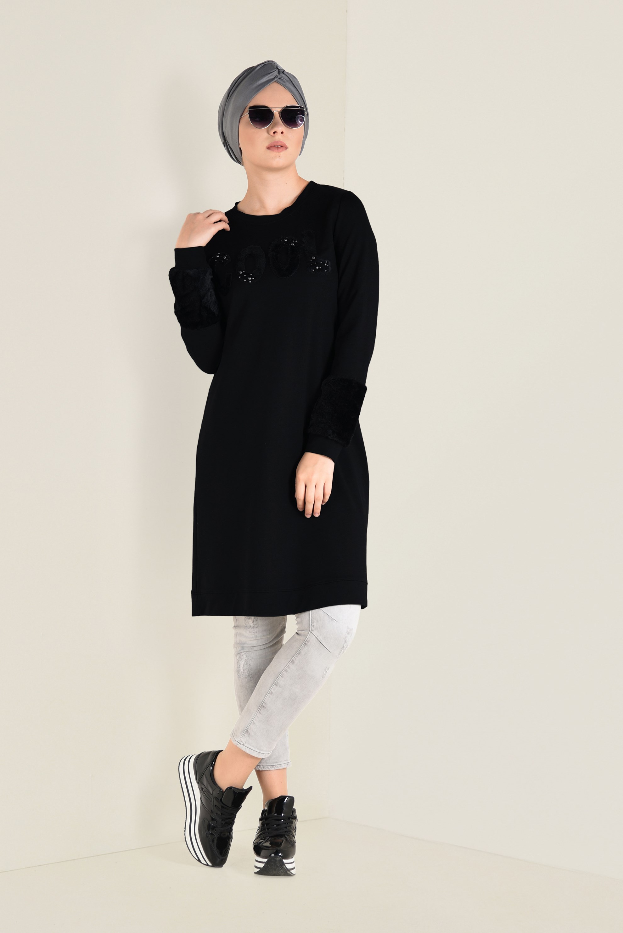 Tesettür giyim SİYAH MANŞETLERİ VE ÖNÜ KÜRKLÜ EŞOFMAN TUNİK 4534