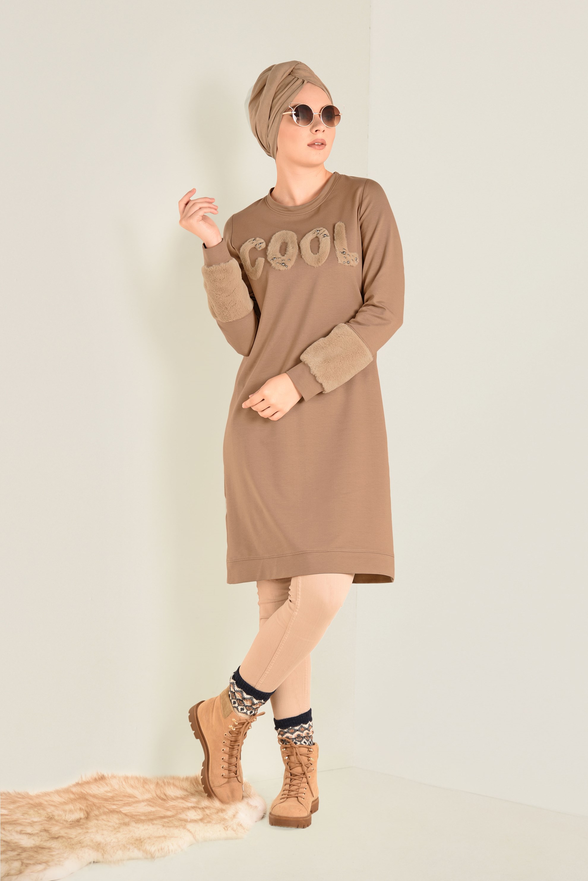 Tesettür giyim SARI MANŞETLERİ VE ÖNÜ KÜRKLÜ EŞOFMAN TUNİK 4534