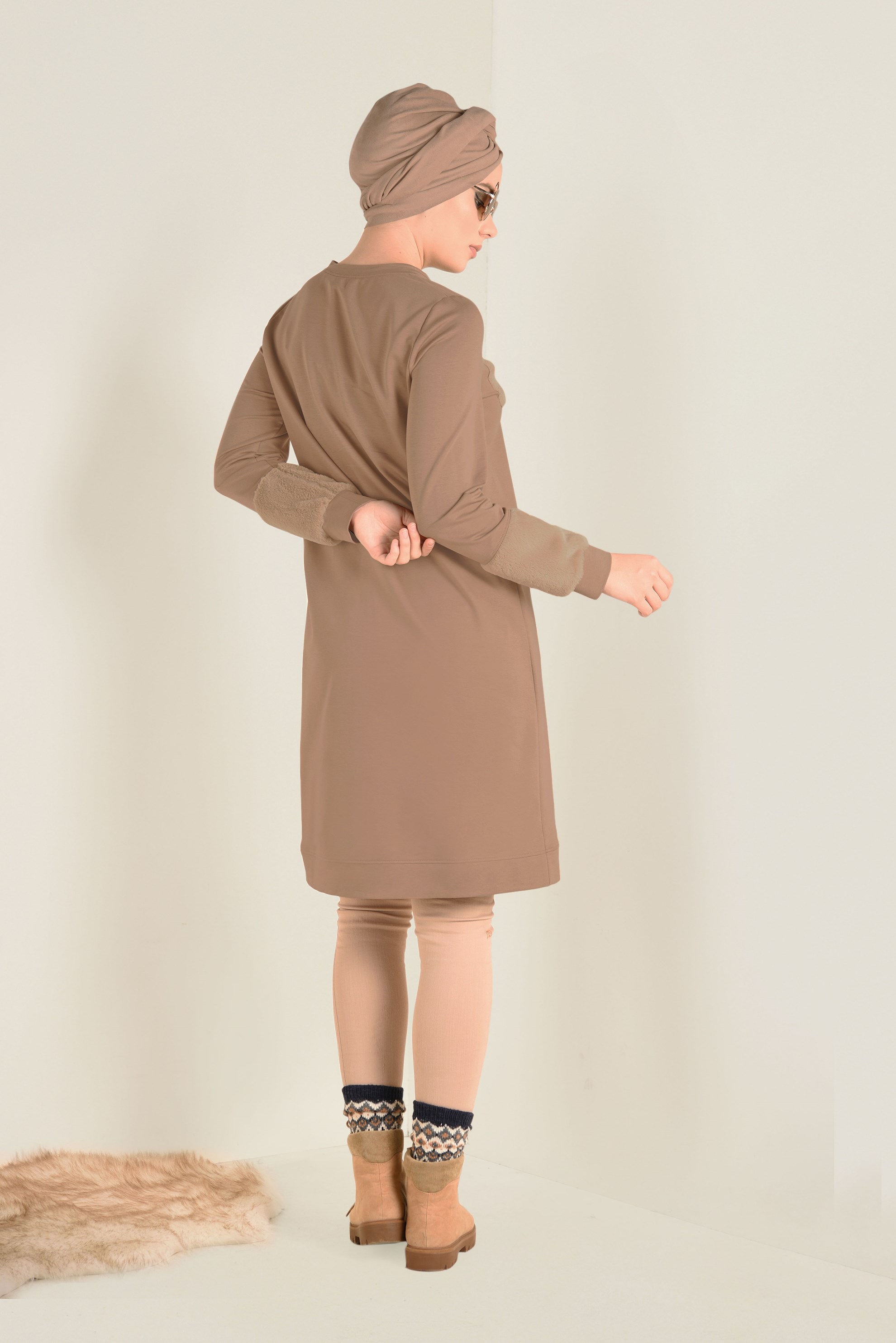 Tesettür giyim SARI MANŞETLERİ VE ÖNÜ KÜRKLÜ EŞOFMAN TUNİK 4534