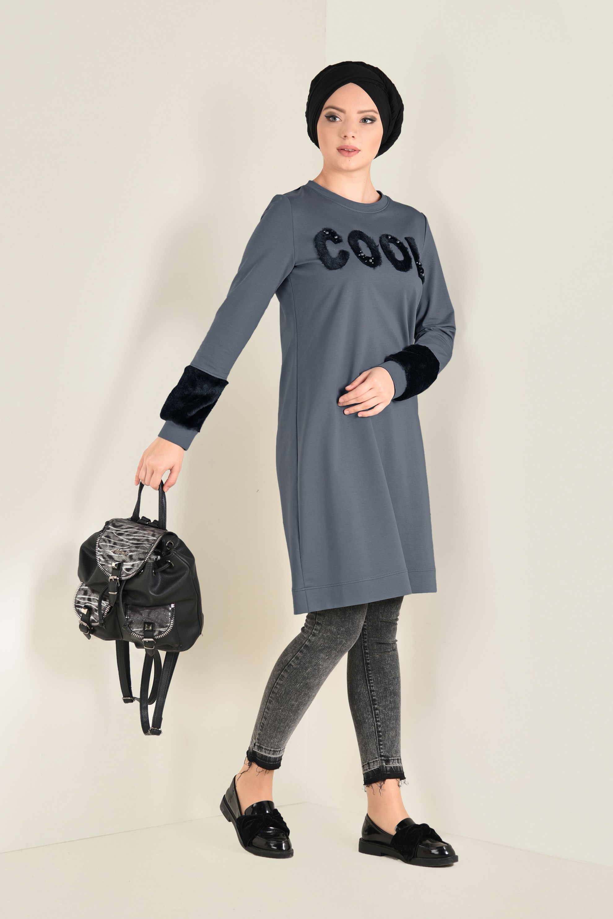 Tesettür giyim GRİ MANŞETLERİ VE ÖNÜ KÜRKLÜ EŞOFMAN TUNİK 4534