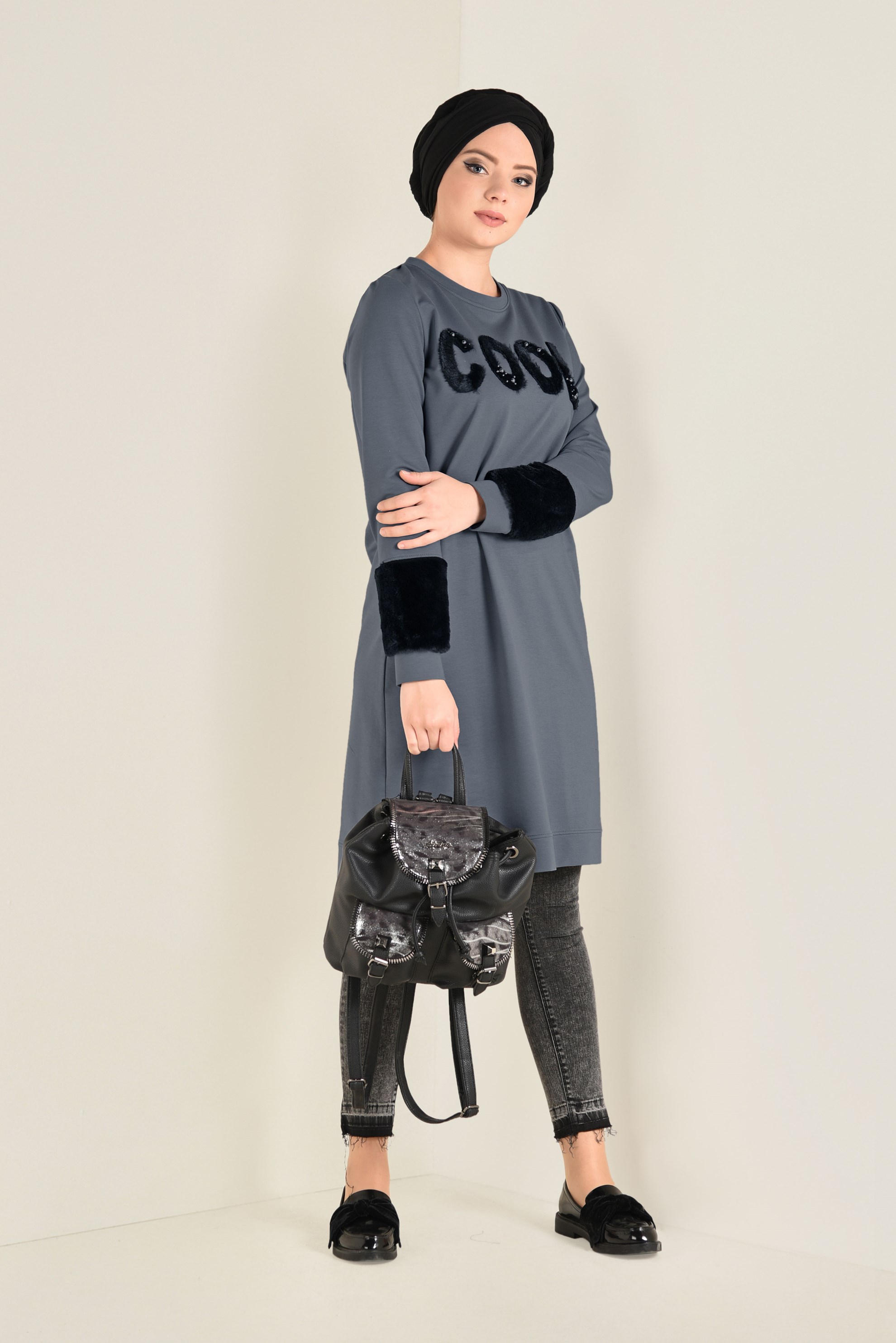 Tesettür giyim GRİ MANŞETLERİ VE ÖNÜ KÜRKLÜ EŞOFMAN TUNİK 4534