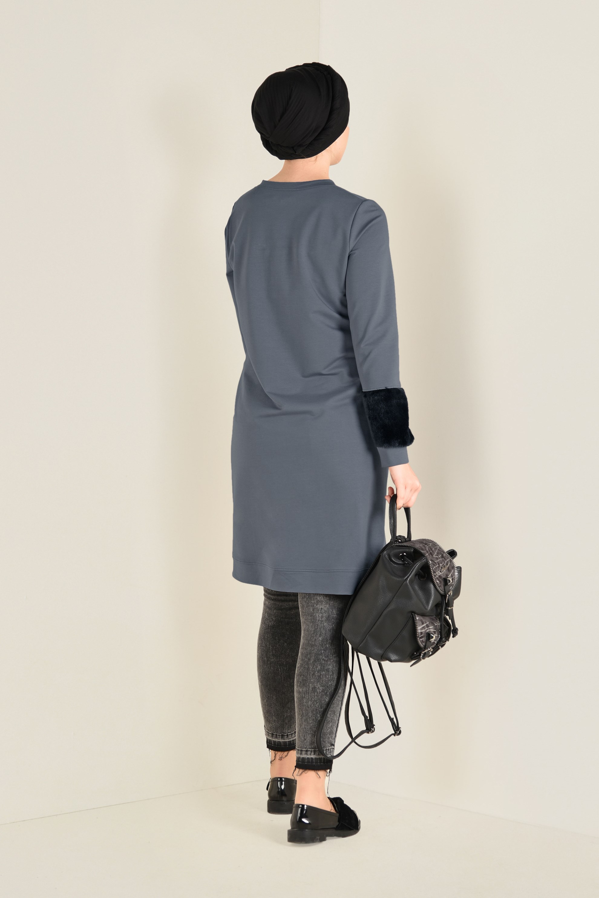 Tesettür giyim GRİ MANŞETLERİ VE ÖNÜ KÜRKLÜ EŞOFMAN TUNİK 4534