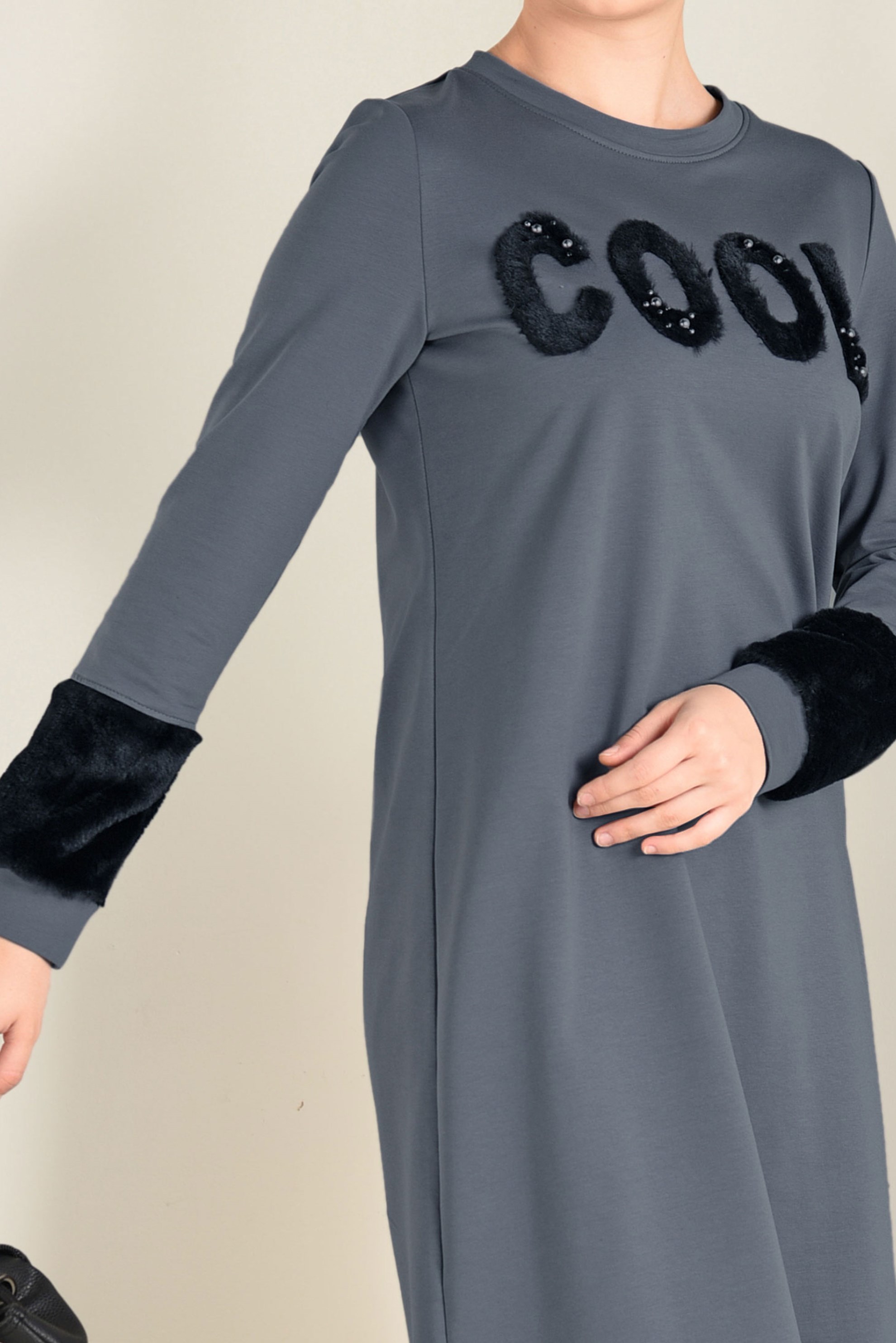 Tesettür giyim GRİ MANŞETLERİ VE ÖNÜ KÜRKLÜ EŞOFMAN TUNİK 4534