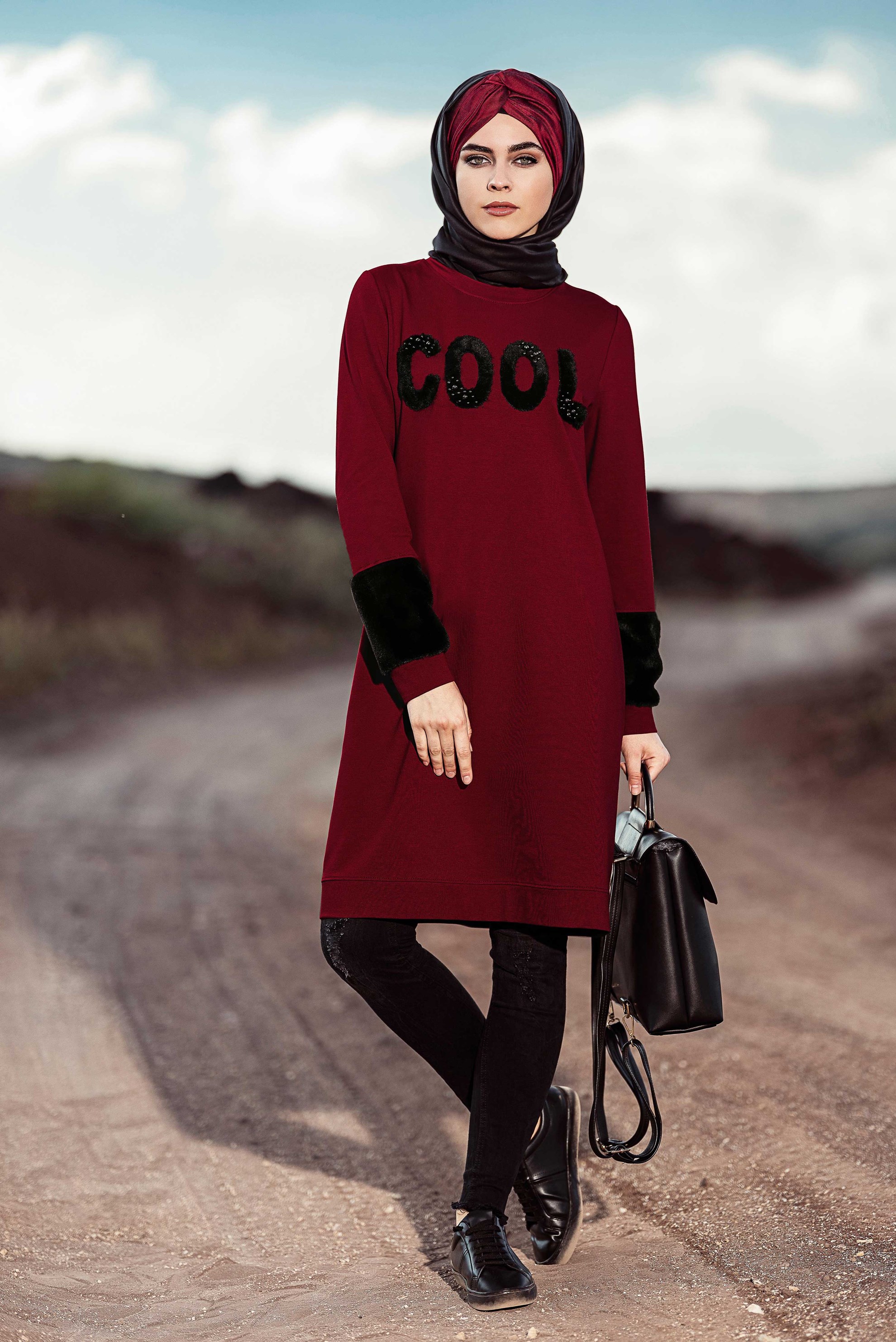 Tesettür giyim BORDO MANŞETLERİ VE ÖNÜ KÜRKLÜ EŞOFMAN TUNİK 4534