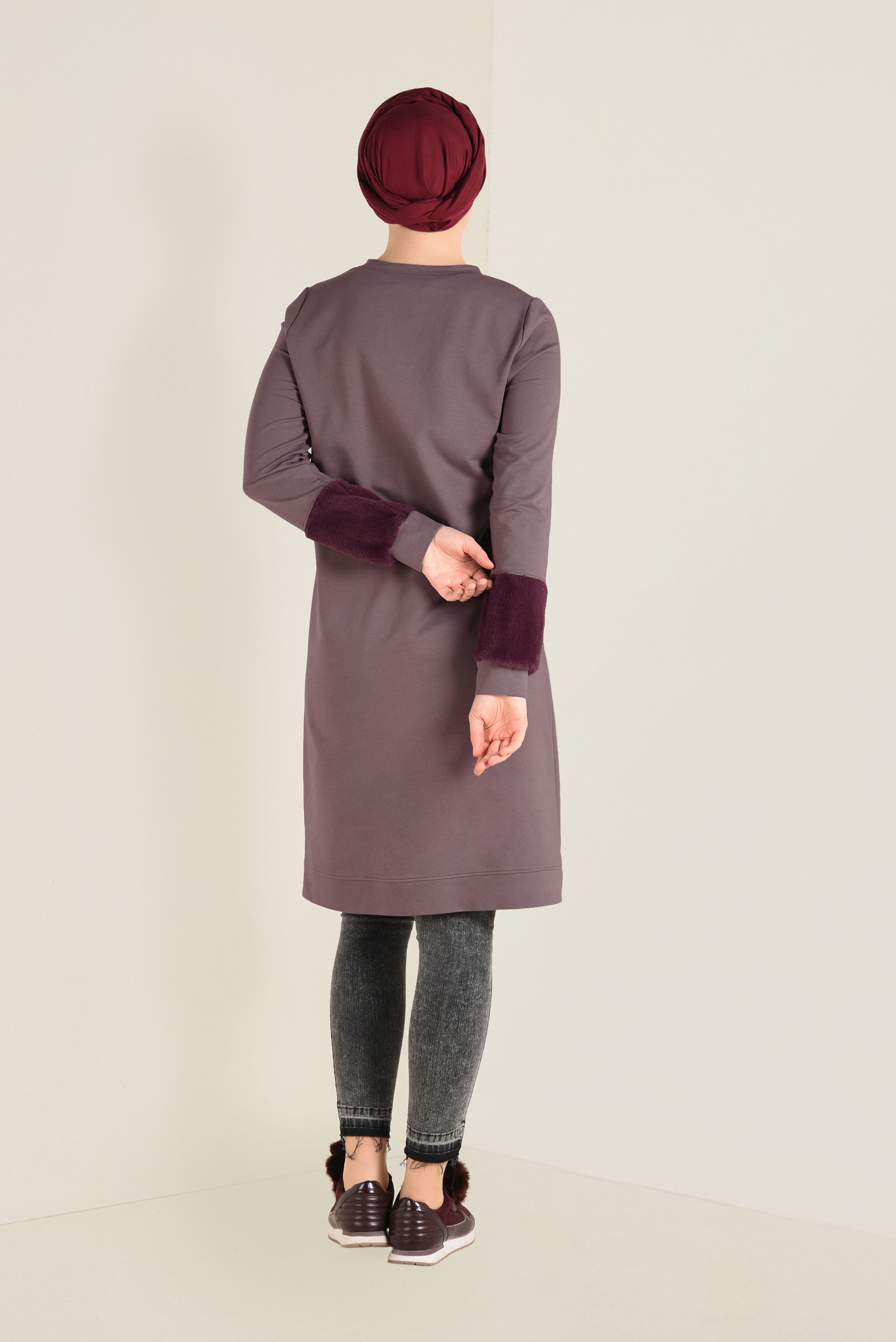 Tesettür giyim PEMBE MANŞETLERİ VE ÖNÜ KÜRKLÜ EŞOFMAN TUNİK 4534