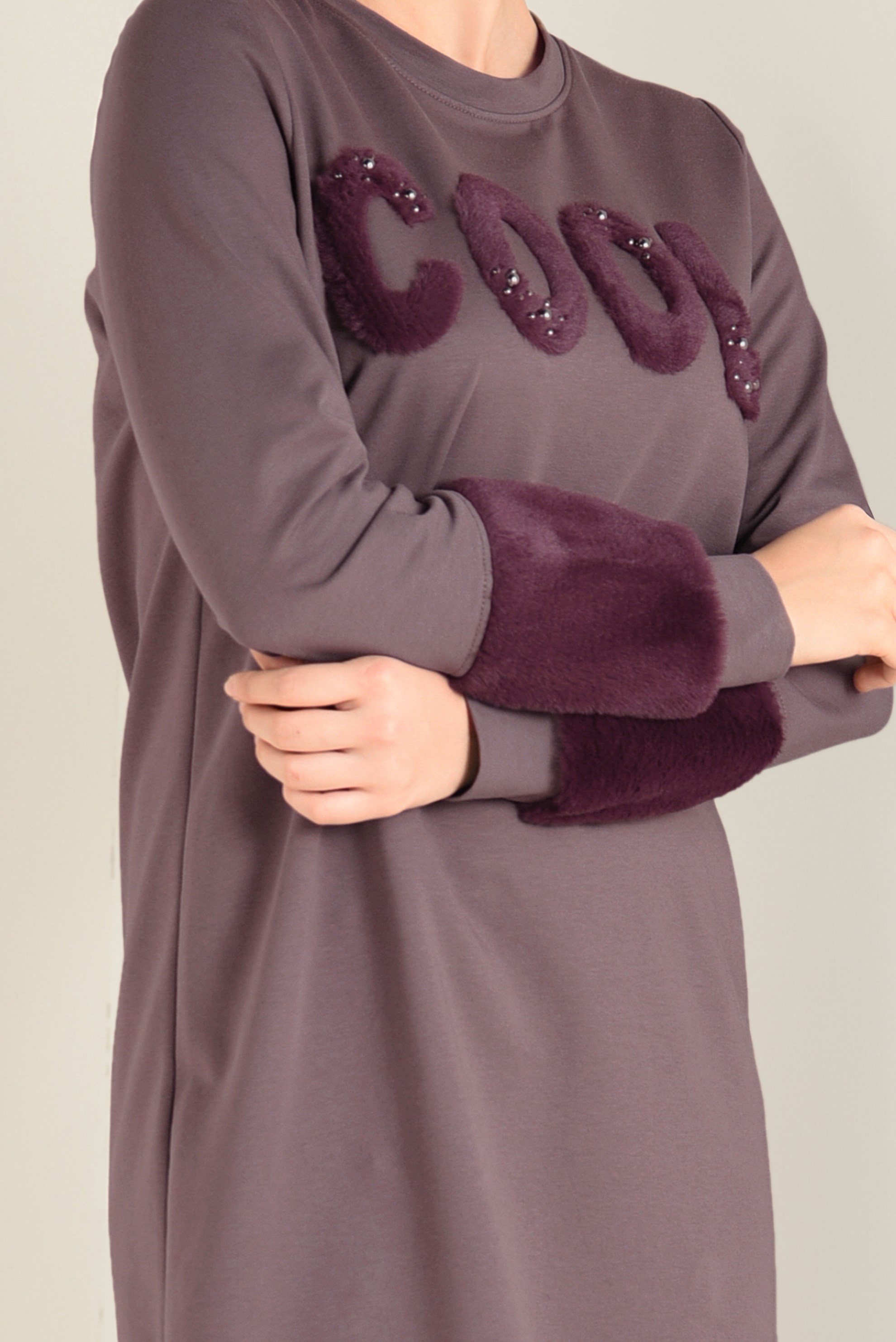 Tesettür giyim PEMBE MANŞETLERİ VE ÖNÜ KÜRKLÜ EŞOFMAN TUNİK 4534