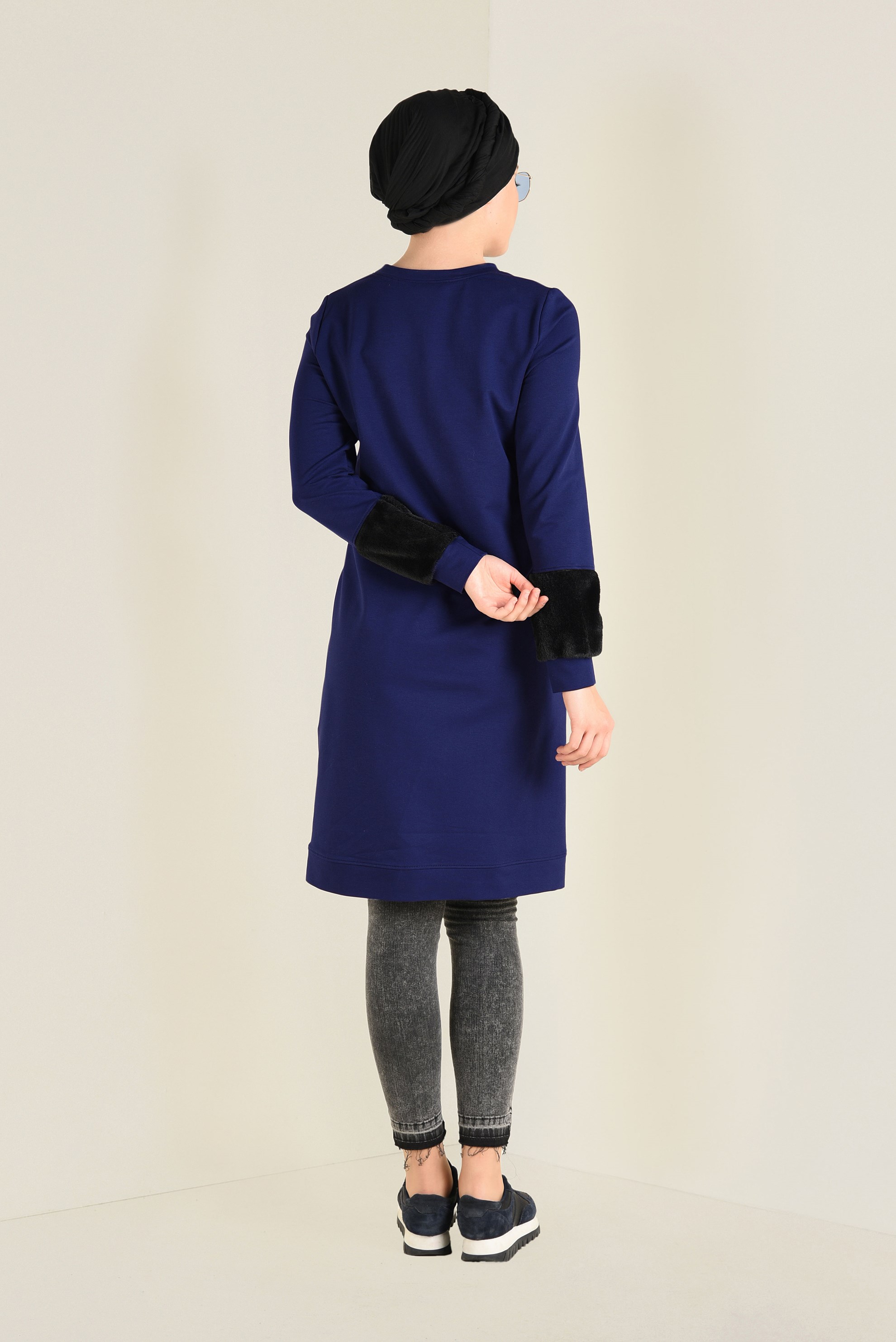 Tesettür giyim LACİVERT MANŞETLERİ VE ÖNÜ KÜRKLÜ EŞOFMAN TUNİK 4534