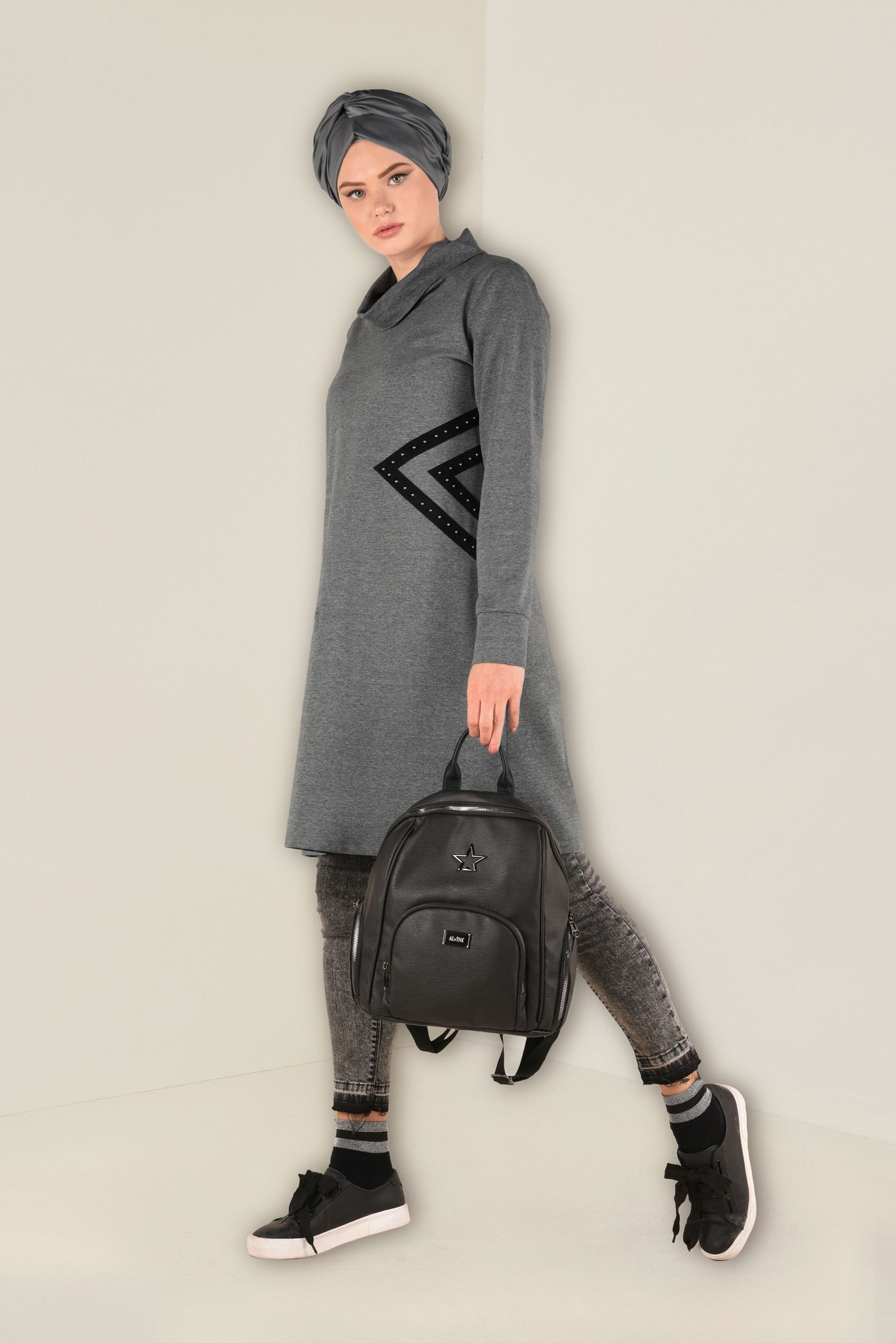 Tesettür giyim GRİ BALIKÇI YAKA BONCUK DETAYLI EŞOFMAN TUNİK  4545