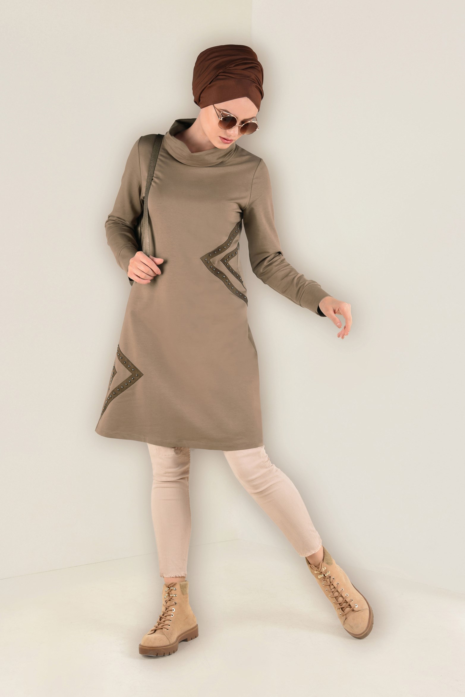 Tesettür giyim KAHVE BALIKÇI YAKA BONCUK DETAYLI EŞOFMAN TUNİK  4545