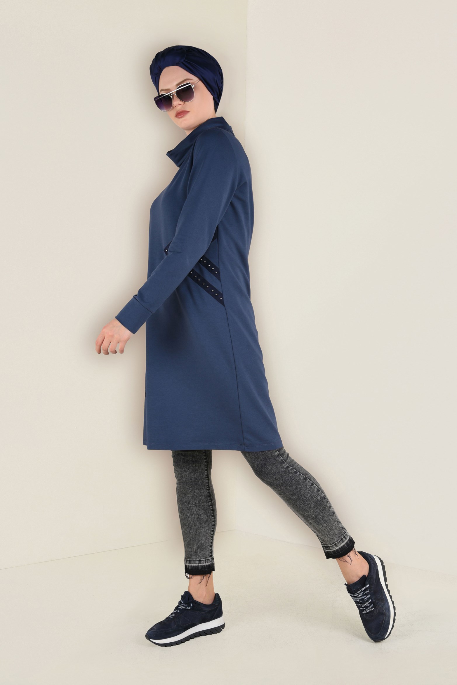Tesettür giyim LACİVERT BALIKÇI YAKA BONCUK DETAYLI EŞOFMAN TUNİK  4545