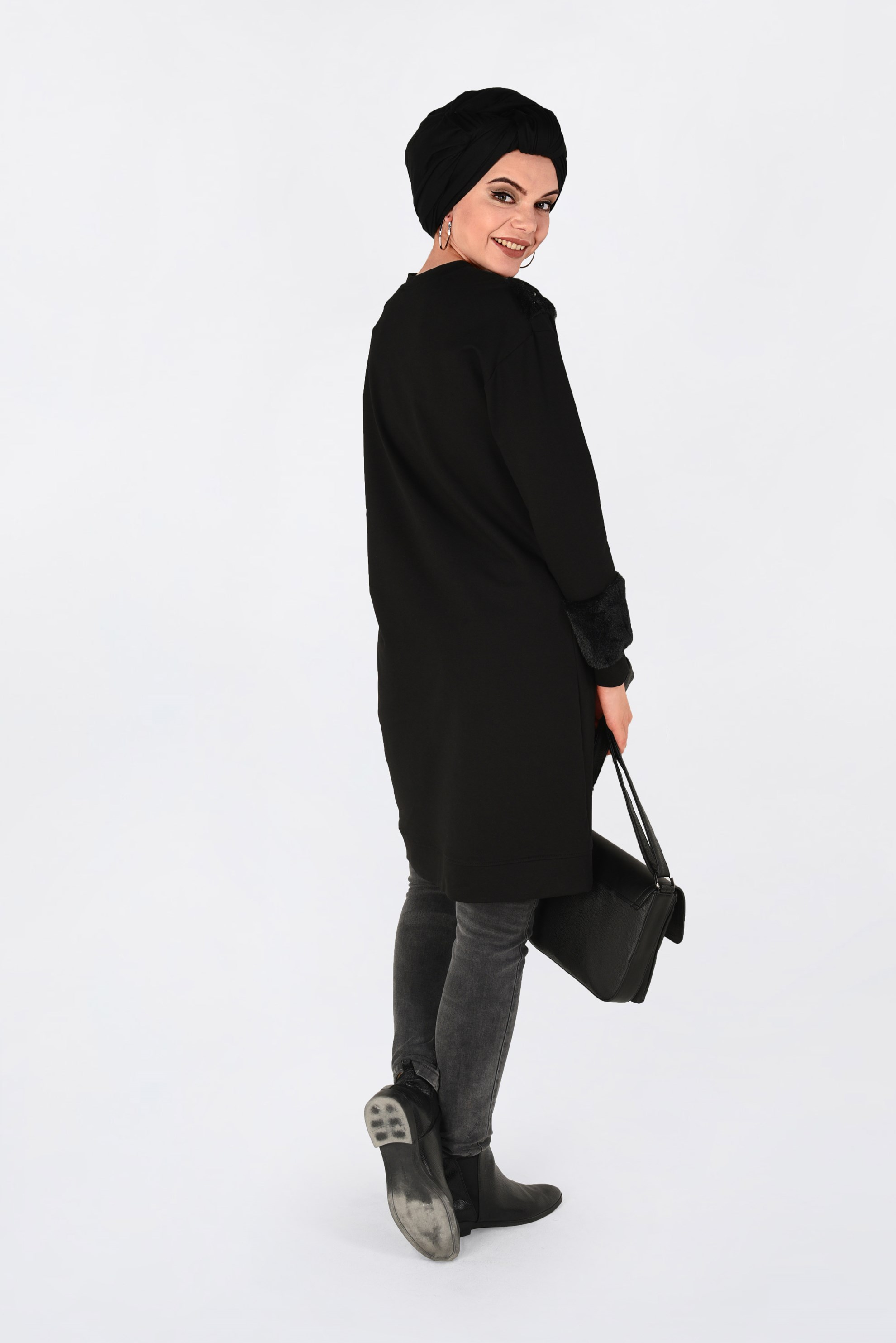 Tesettür giyim SİYAH KÜRK VE İNCİ DETAYLI EŞOFMAN TUNİK 4548
